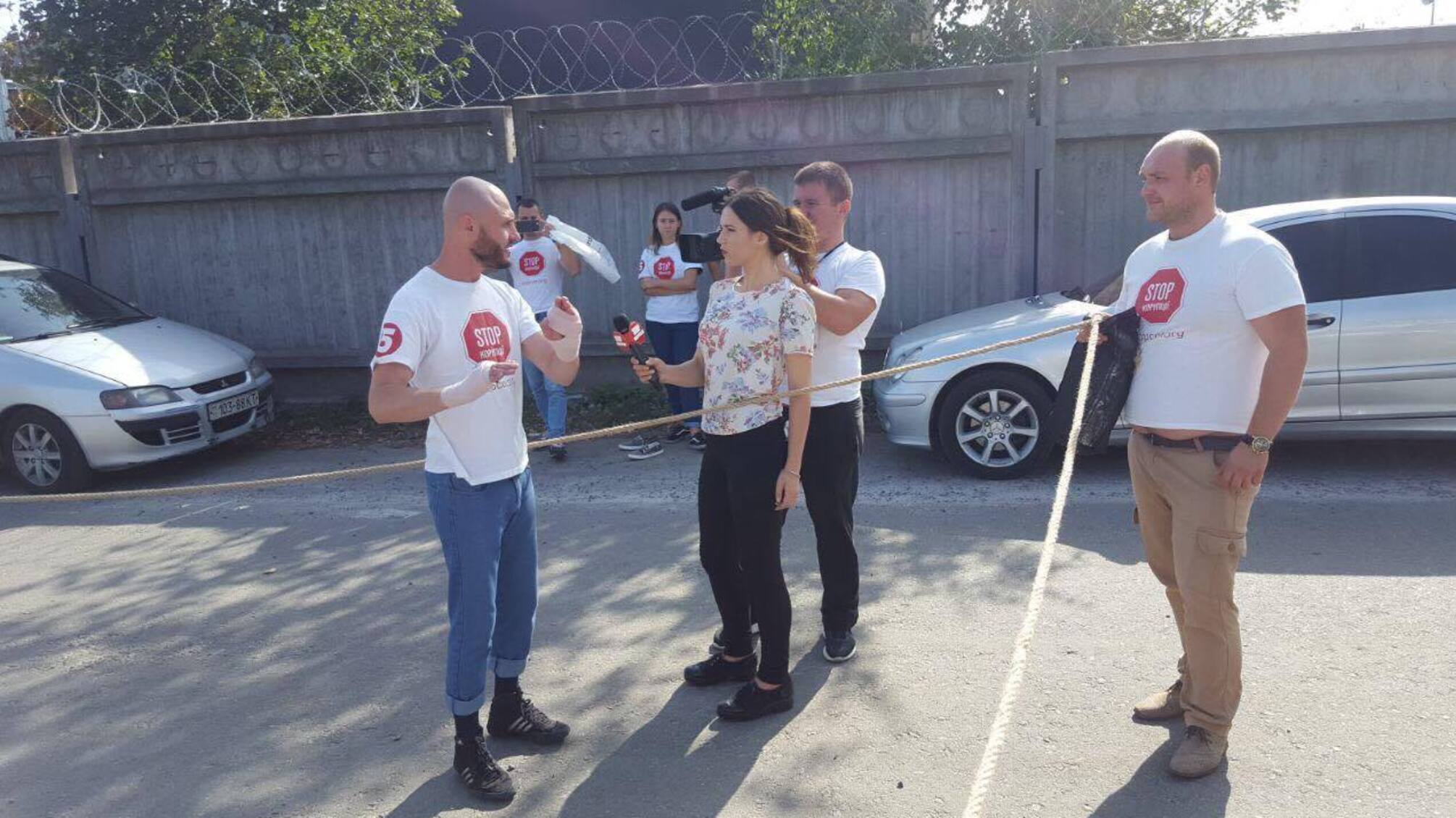 'СтопКор' викликав на ринг молодиків, які напали на активістів проекту біля незаконного будівництва у Гатному на Київщині