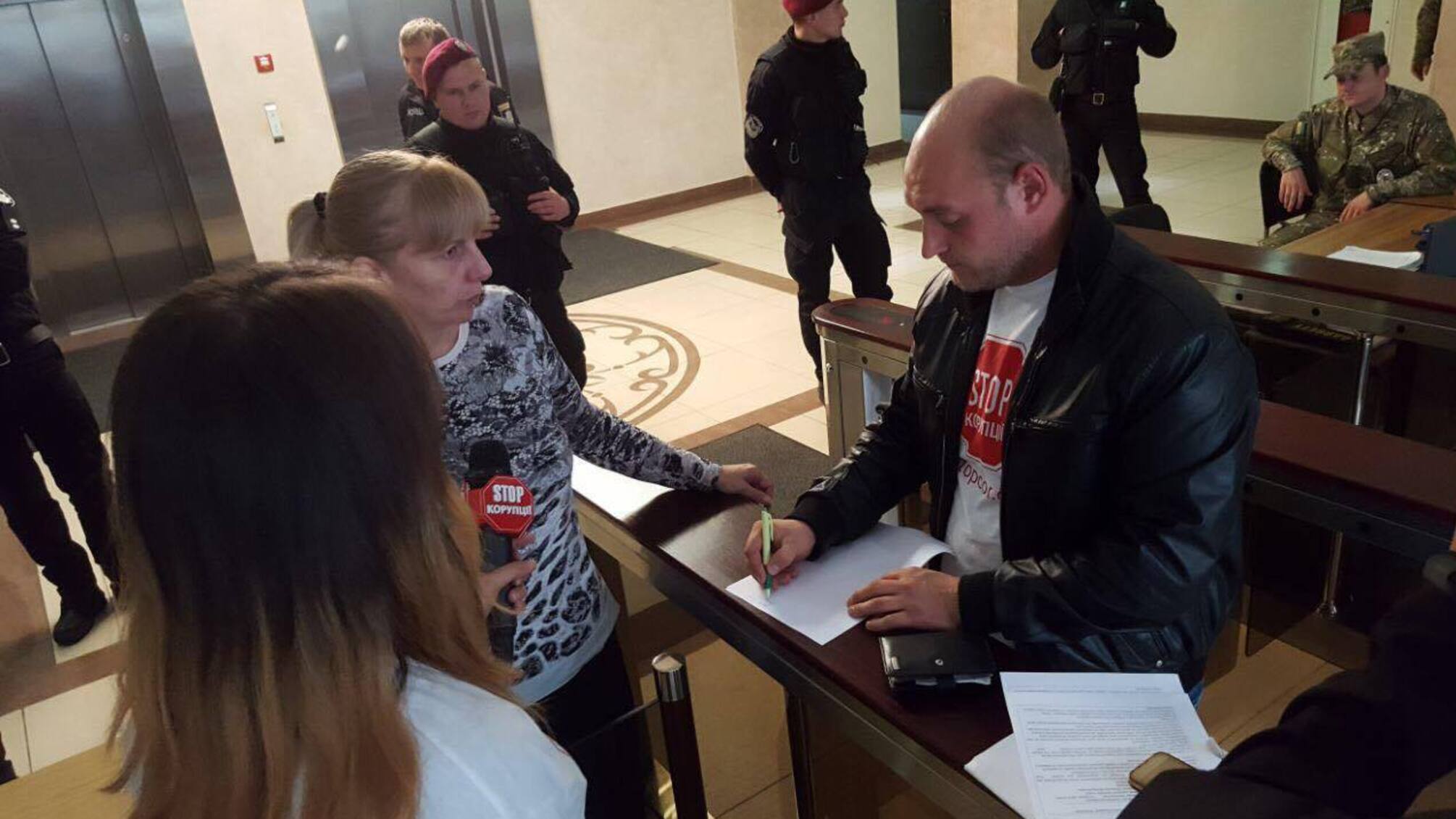 'СтопКор' поскаржився Вищій раді правосуддя на двох суддів Дарницького суду через скандальну справу піщаних нелегалів
