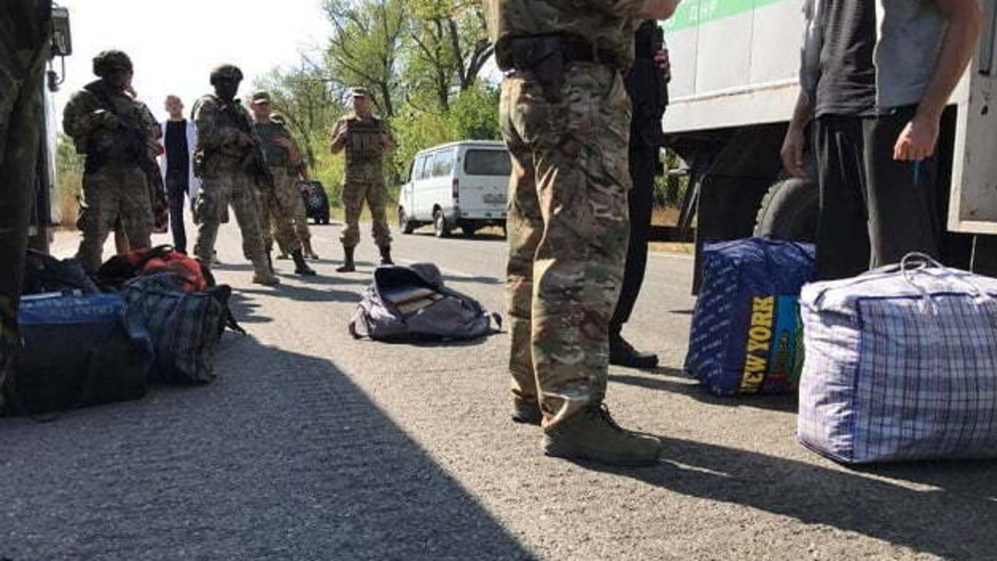 Кадри: проросійські терористи 'ДНР' передали Україні 19 ув'язнених