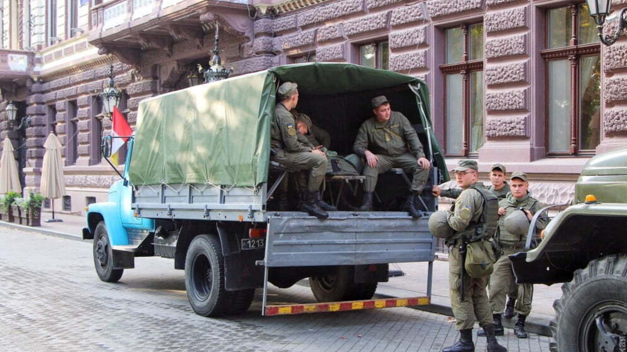 Сутички з поліцією і сльозогінний газ: в Одесі біля мерії активісти зіткнулися з силовиками