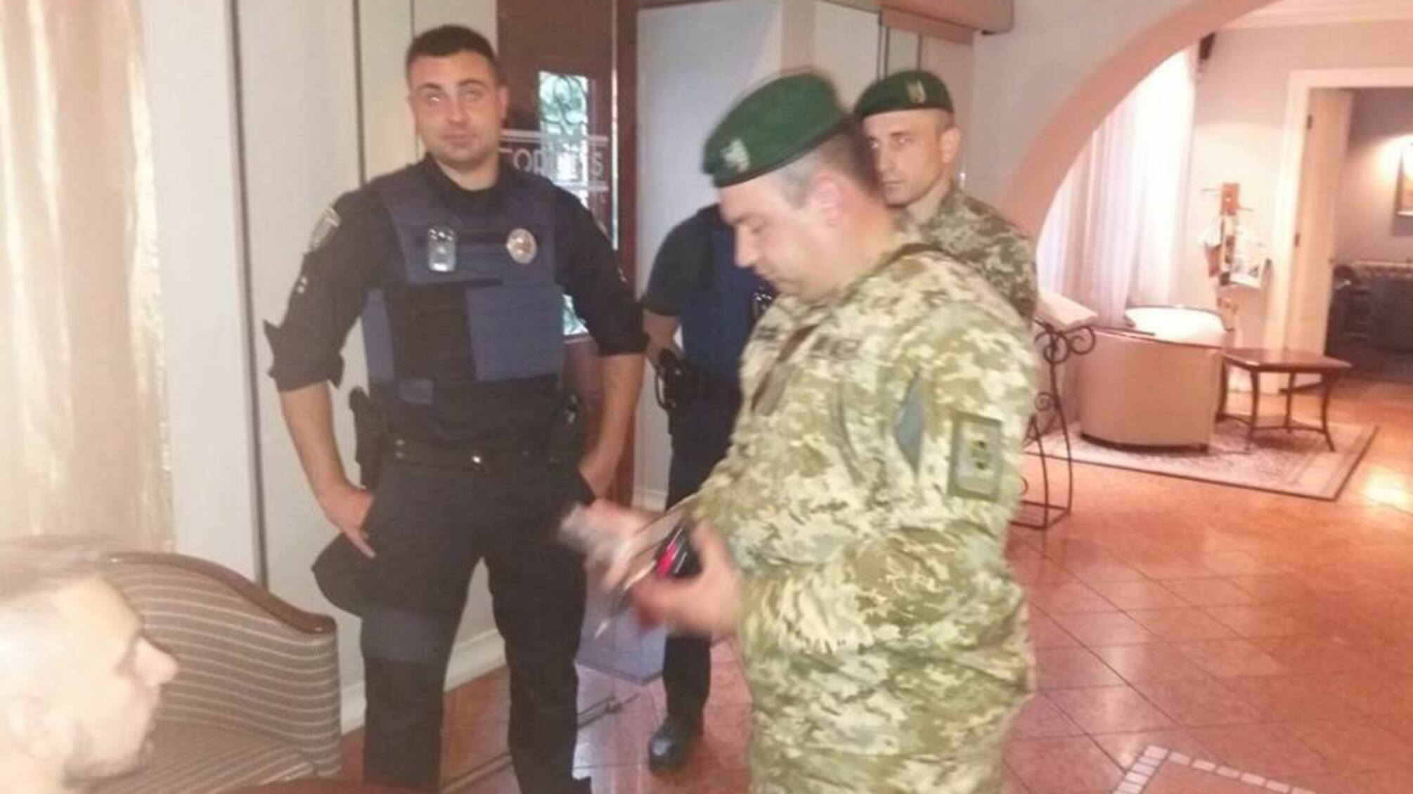 До львівського готелю, де проживає Саакашвілі, стягують силовиків: стали відомі перші подробиці – кадри