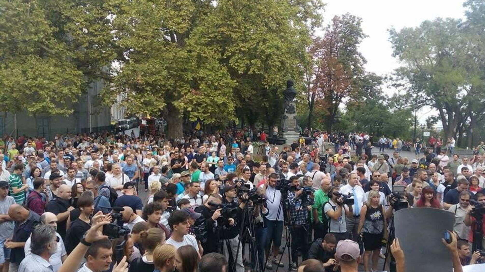 Сутички з поліцією, тітушки й автозаки: що зараз відбувається біля мерії Одеси – кадри
