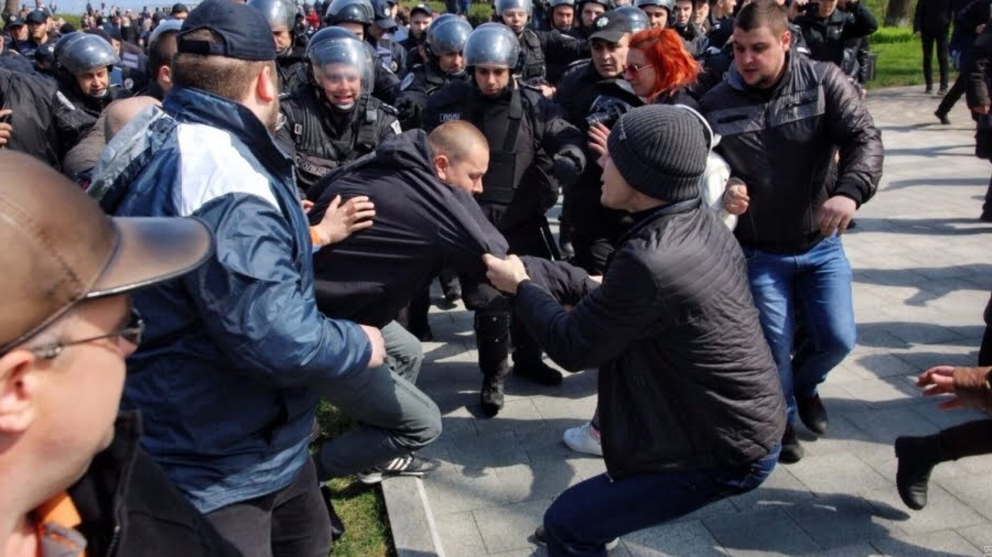 У Мережі з'явилися відеокадри масових зіткнень між мітингувальниками й силовиками біля Одеської міськради