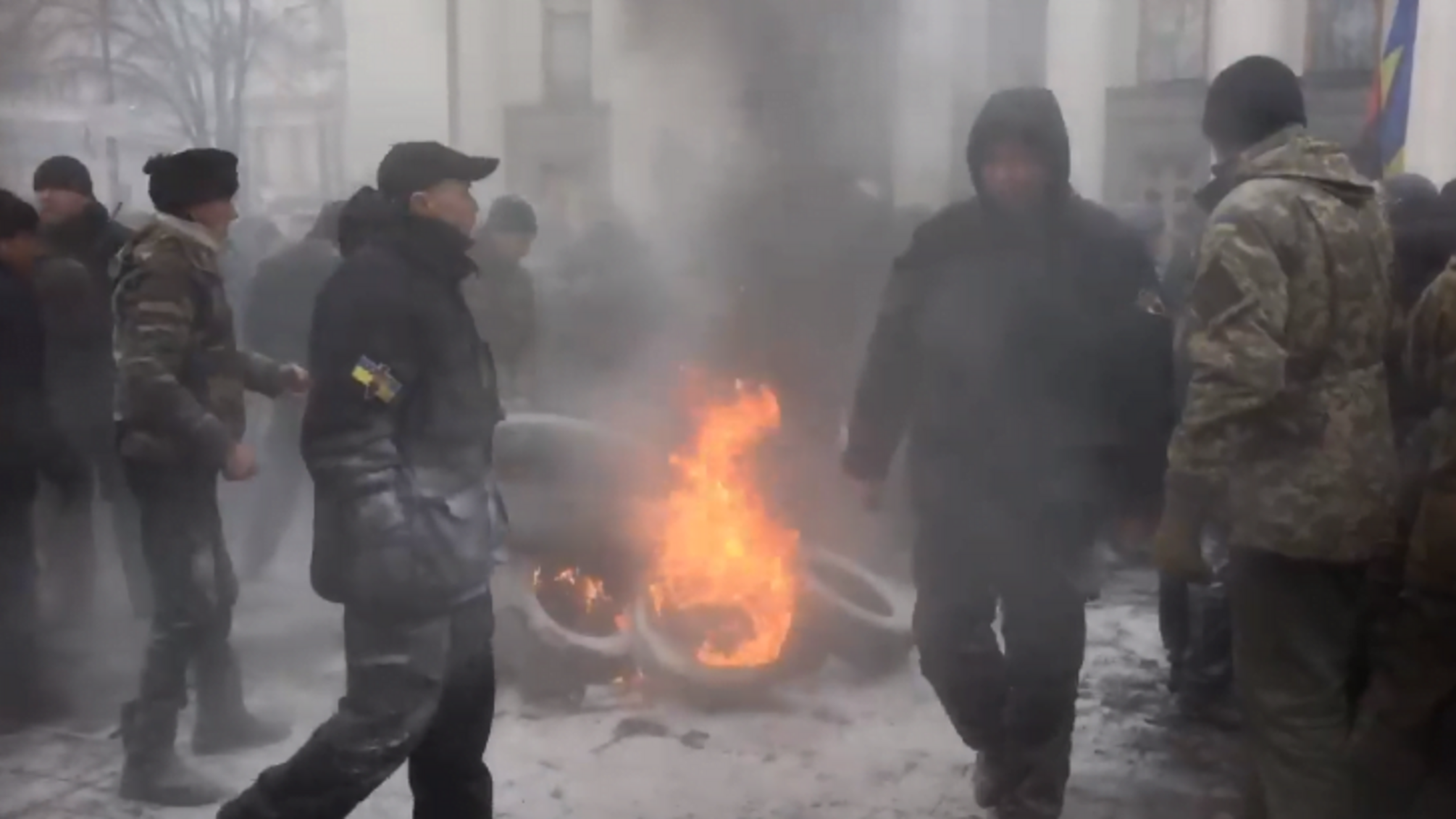 Під стінами Верховної Ради спалили прапор Росії – почалися перші зіткнення: кадри