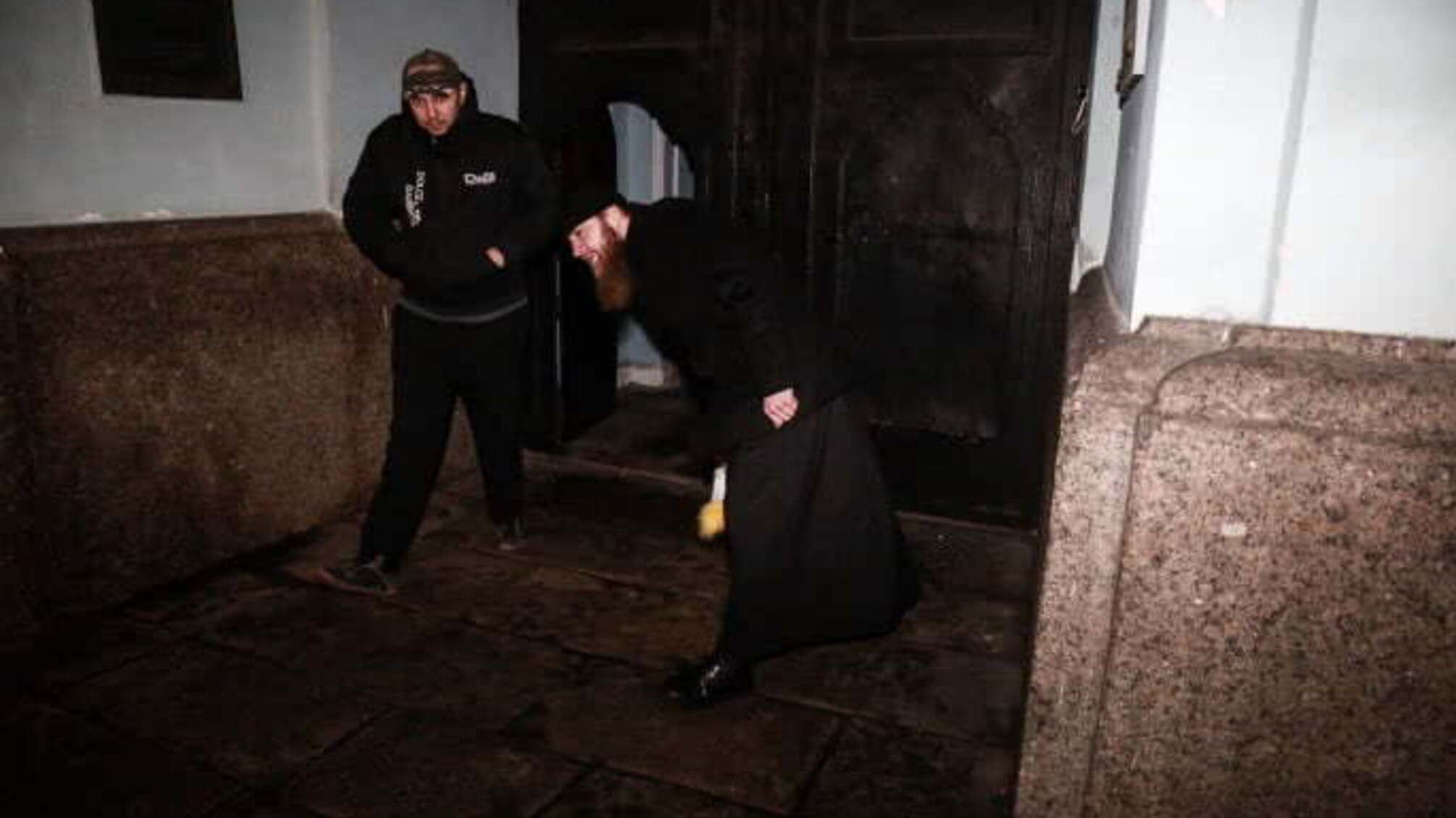 Священик Києво-Печерської лаври протидіяв акції 'Принеси ляльку', викинувши іграшку подалі від храму