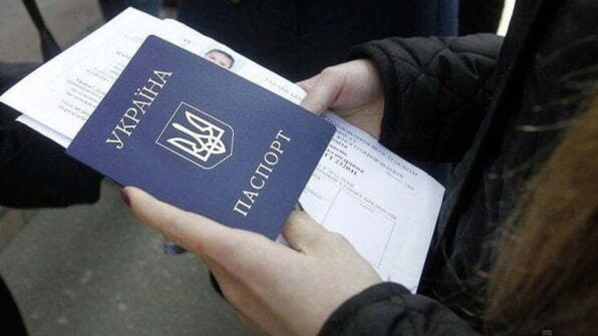 Жителі ОРДЛО зможуть отримати паспорти України без черг: Тука оголосив, коли стартує видача документів поблизу лінії фронту