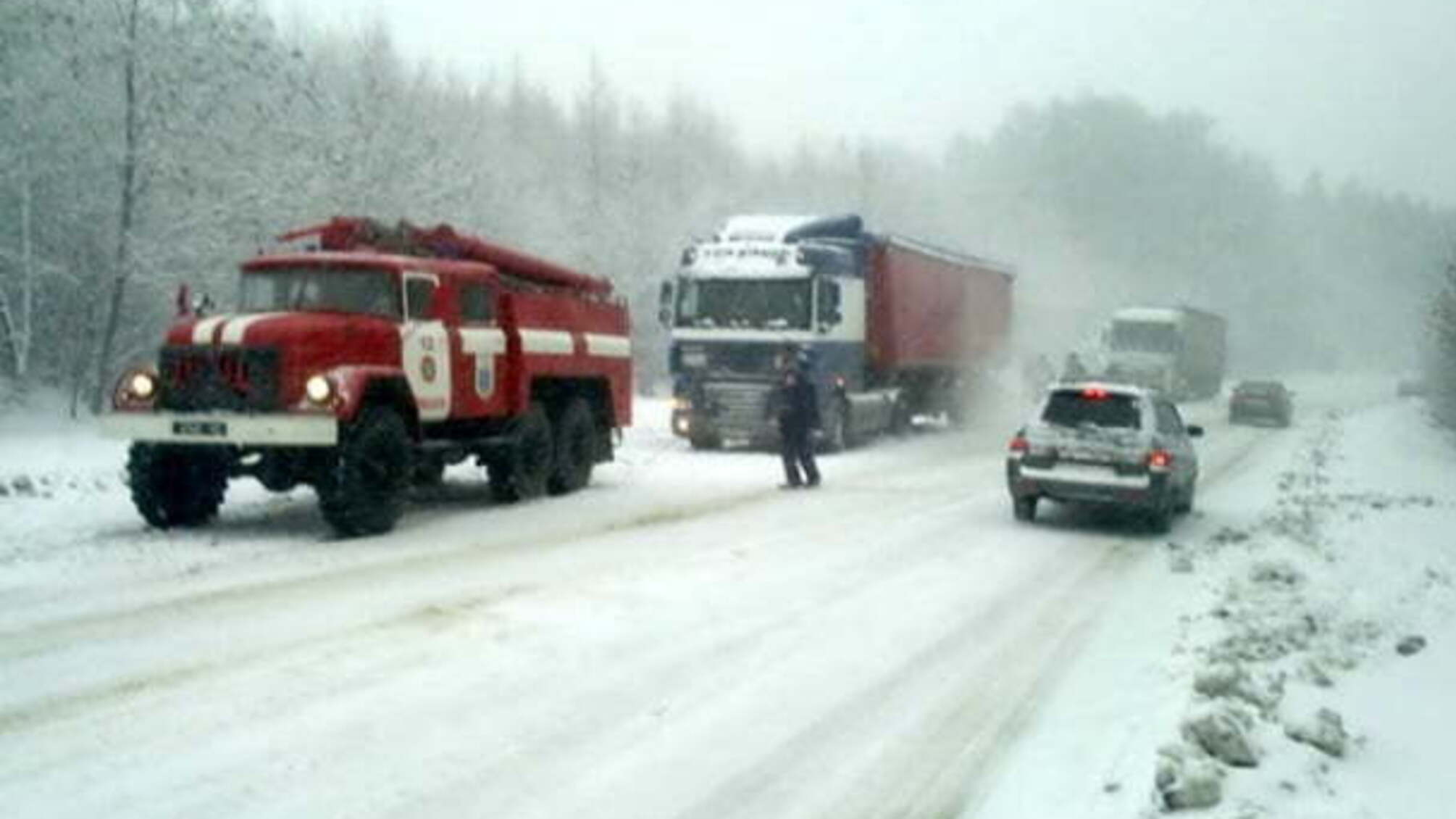 Жителі 760 населених пунктів України сидять без світла через складні погодні умови – ДСНС