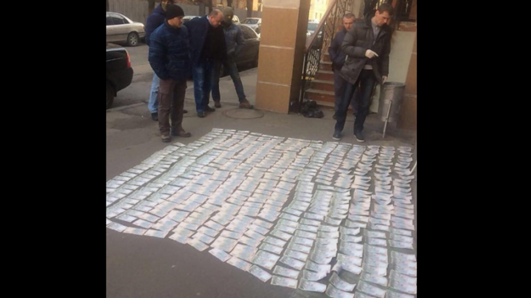 У Харкові посеред вулиці розклали сотні купюр, вилучених в ході спецоперації