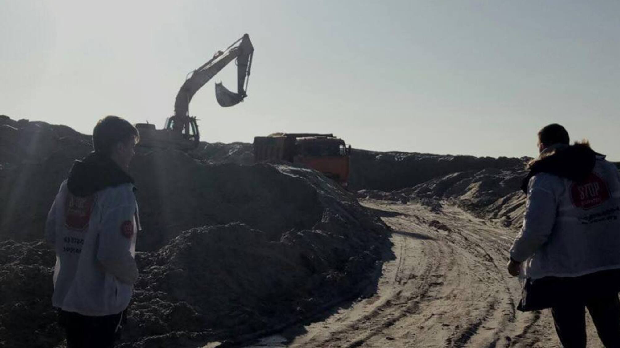 Після звернення 'СтопКору' поліція Дарницького райуправління арештувала та конфіскувала техніку піщаних нелегалів з озера Тягле на штрафмайданчик