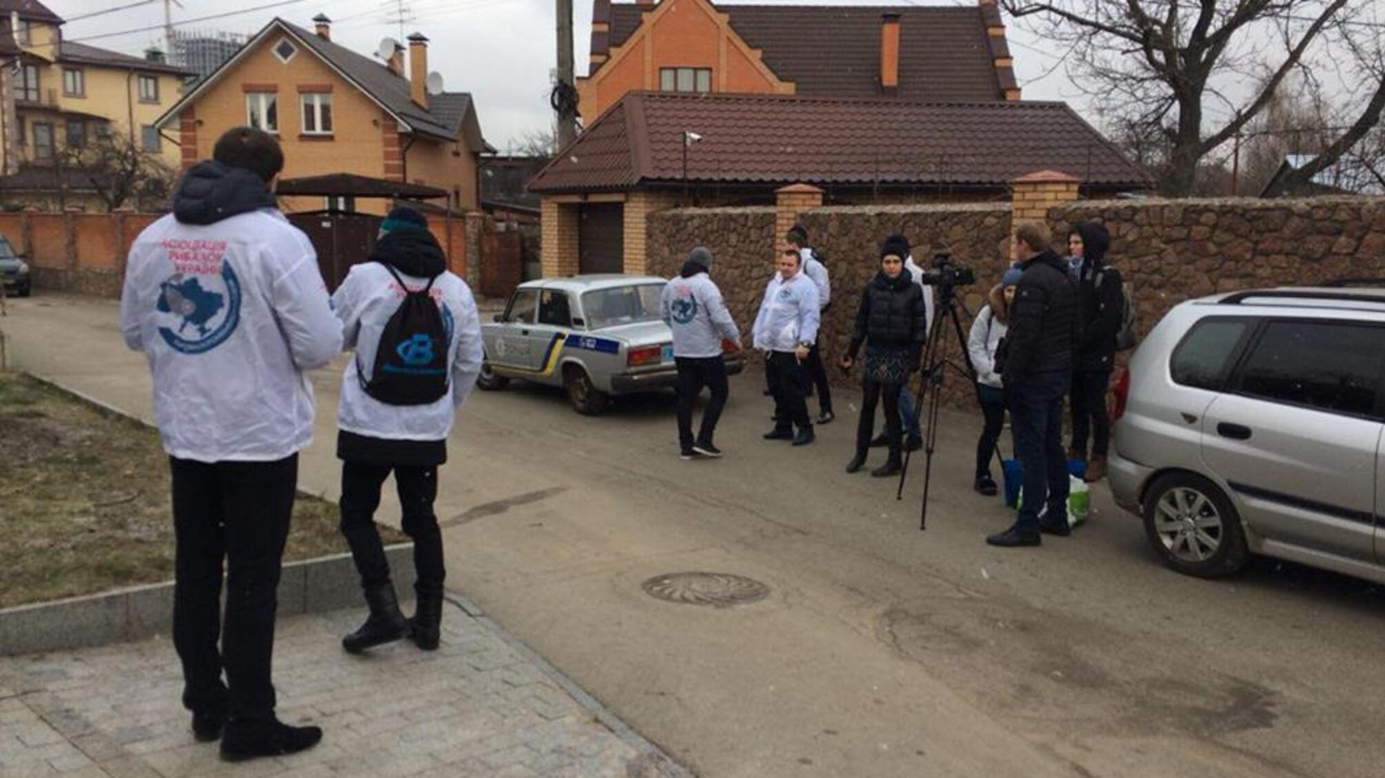 'СтопКор' провів пікнік на березі озера, яке намагалася захопити партнерка екс-міністра Присяжнюка