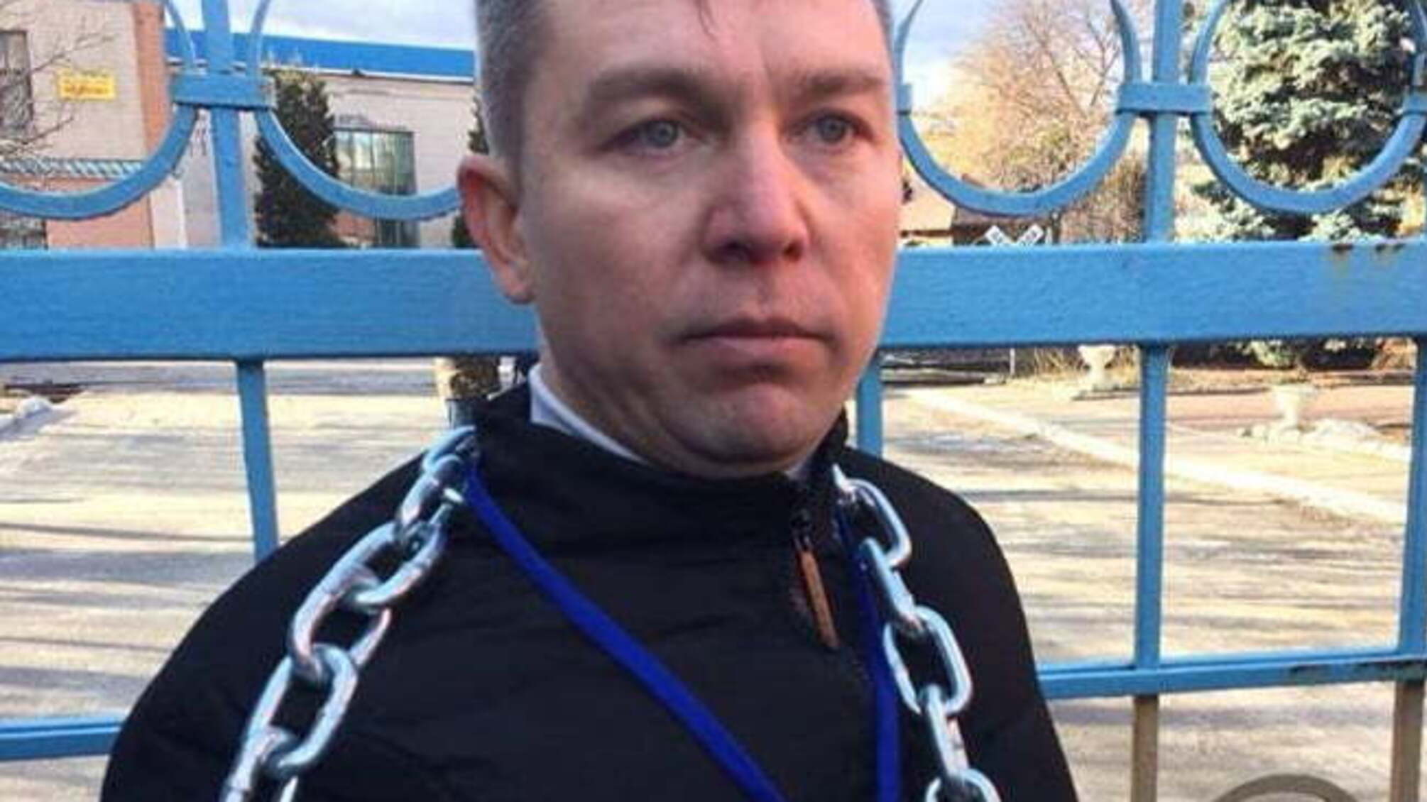 Громадський активіст прикував себе до паркану скандального заводу 'Фанплит' з вимогою закриття підприємства