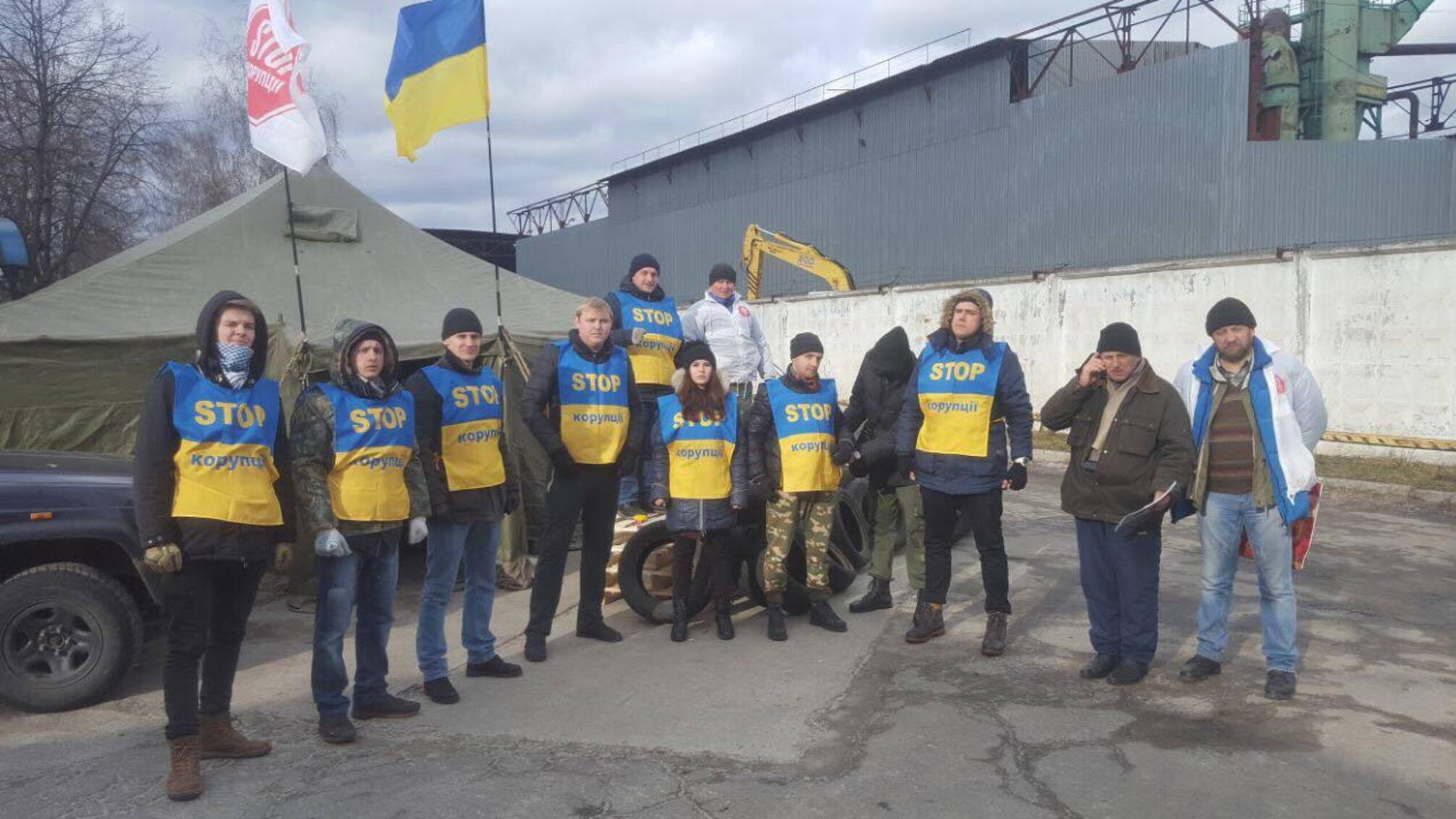 'СтопКор' на підтримку жителів 'Комфорт Тауну' встановив намет біля скандального заводу 'Фанплит'