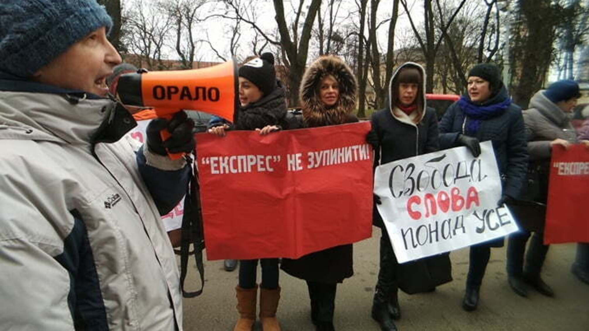 Журналісти звели стіну з газет під Львівською ОДА