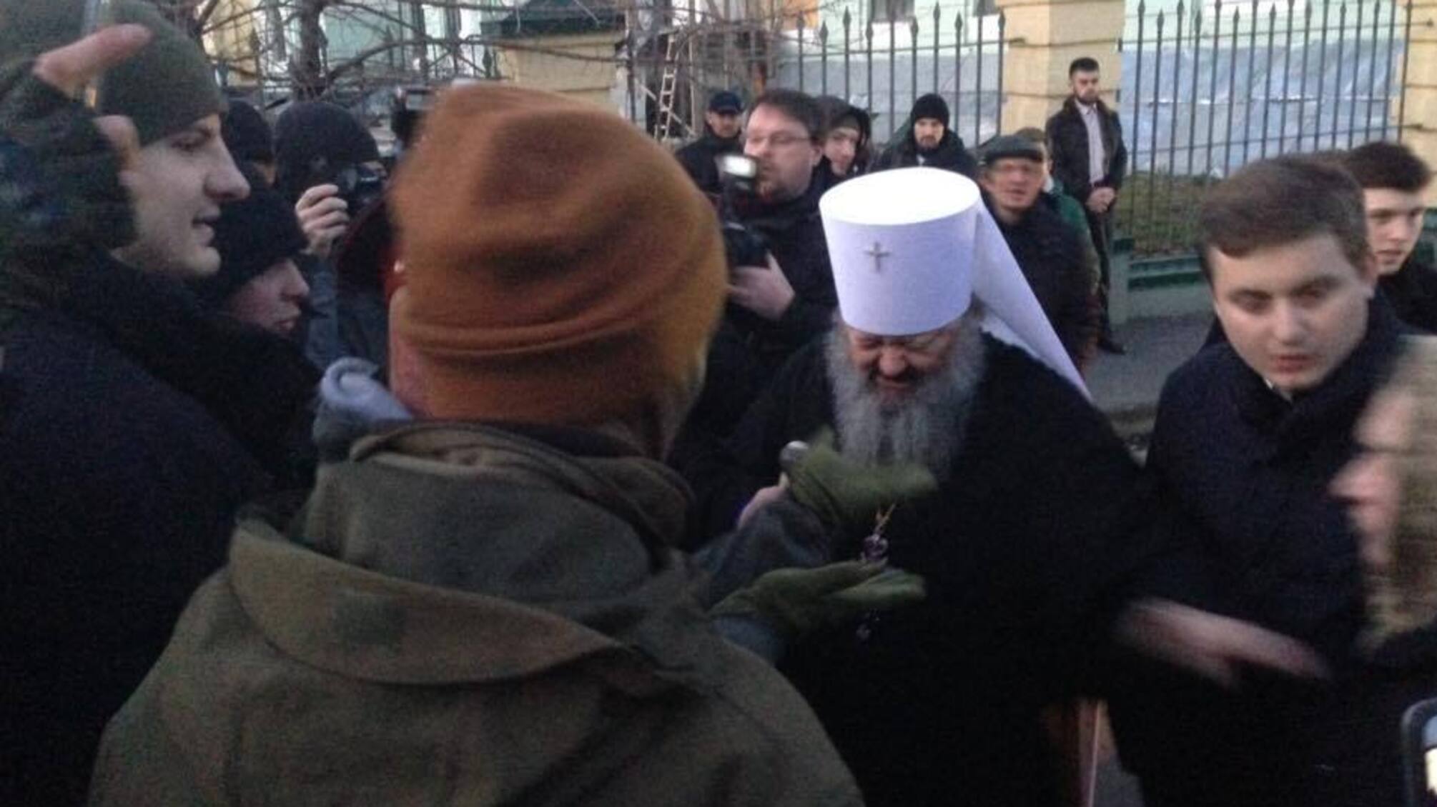 'ФСБ, геть з Лаври!' – під Києво-Печерською лаврою акція протесту – в'їзд заблокований, – подробиці