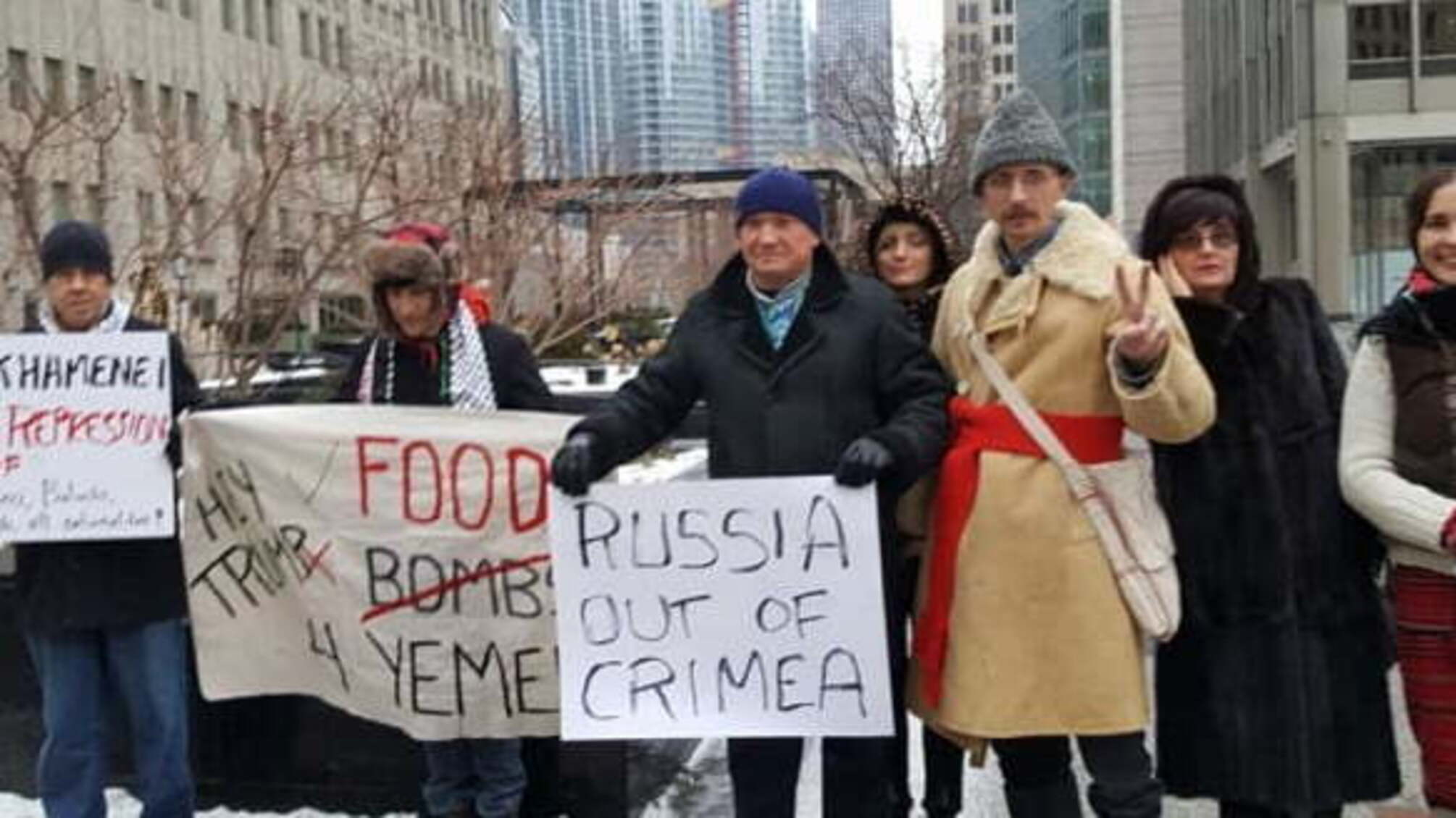 У США активісти вийшли на вулицю з плакатом 'Russia out of Crimea'