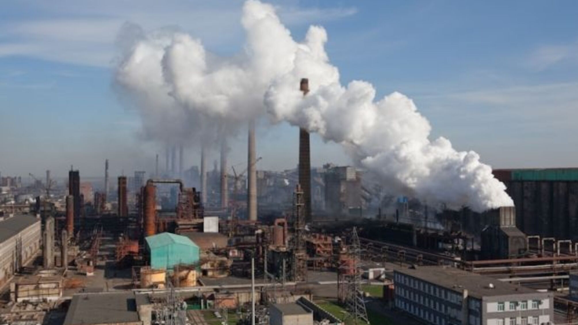 Активісти 'СтопКору' разом із представником екоінспекції провели перевірку роботи скандального заводу 'Фанпліт' у Києві