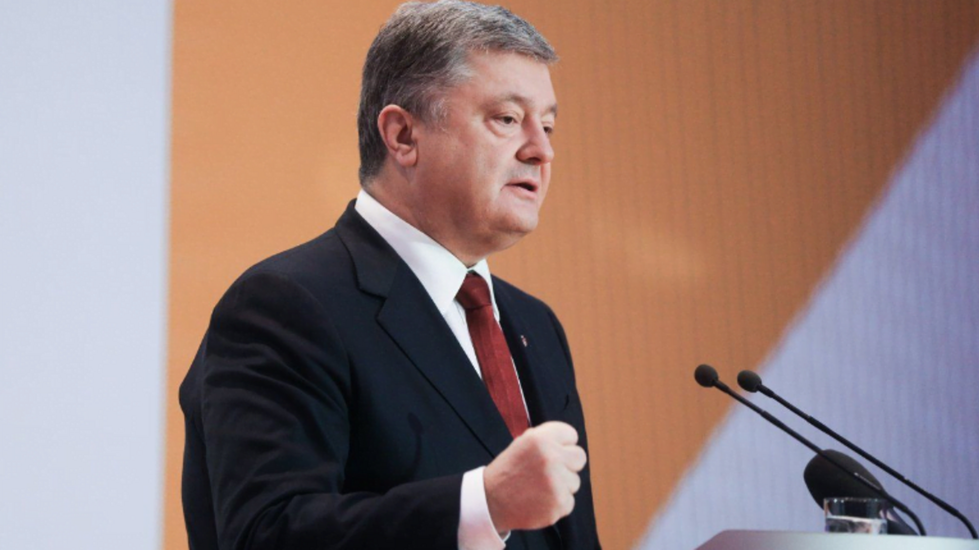 Російська журналістка у вишиванці задала Порошенку незручне запитання