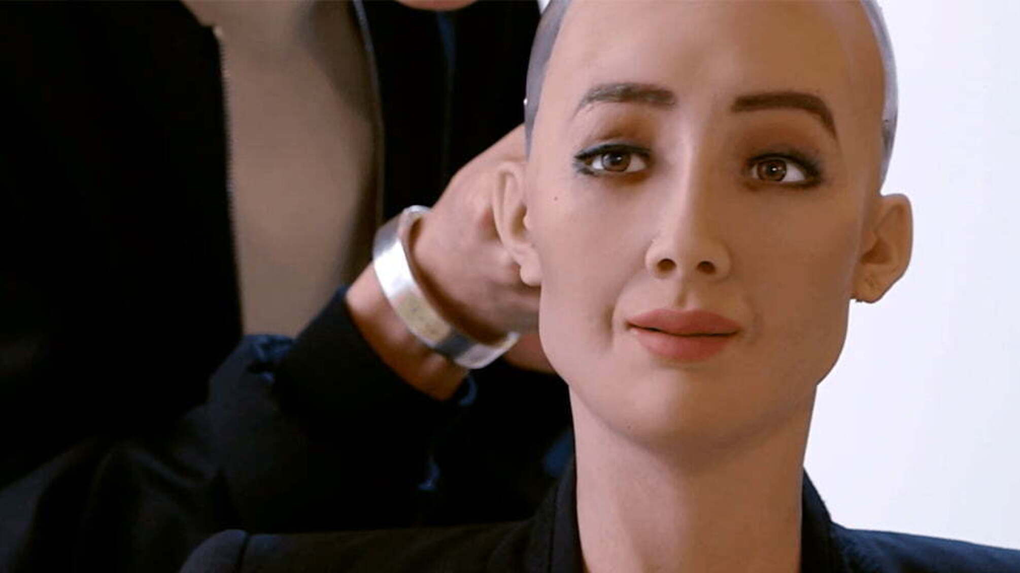 Робот Софія завис після питання про корупцію в Україні