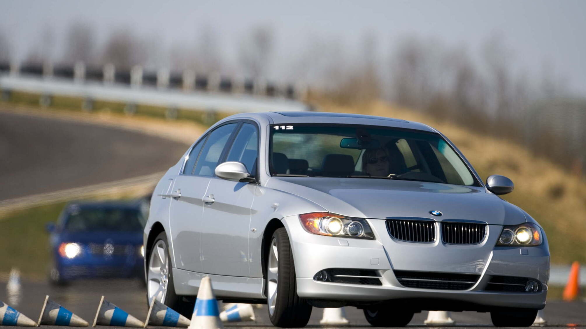 У Києві пішоход атакував водія BMW за те, що той ледь не збив його (ВІДЕО)