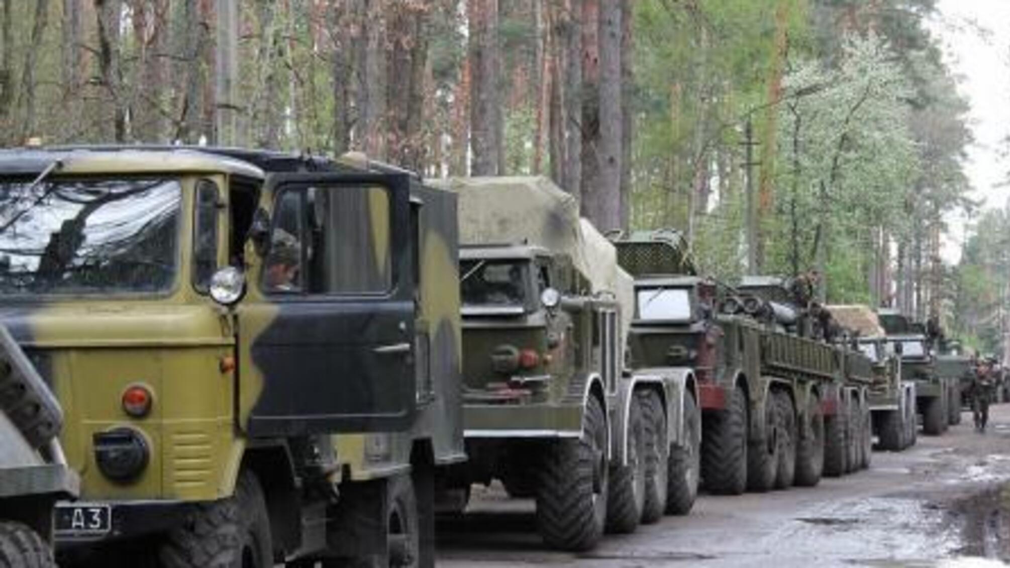 Російські військові вночі перекинули в 'ДНР' невідомий вантаж: помічений БТР і відразу 13 військових вантажівок