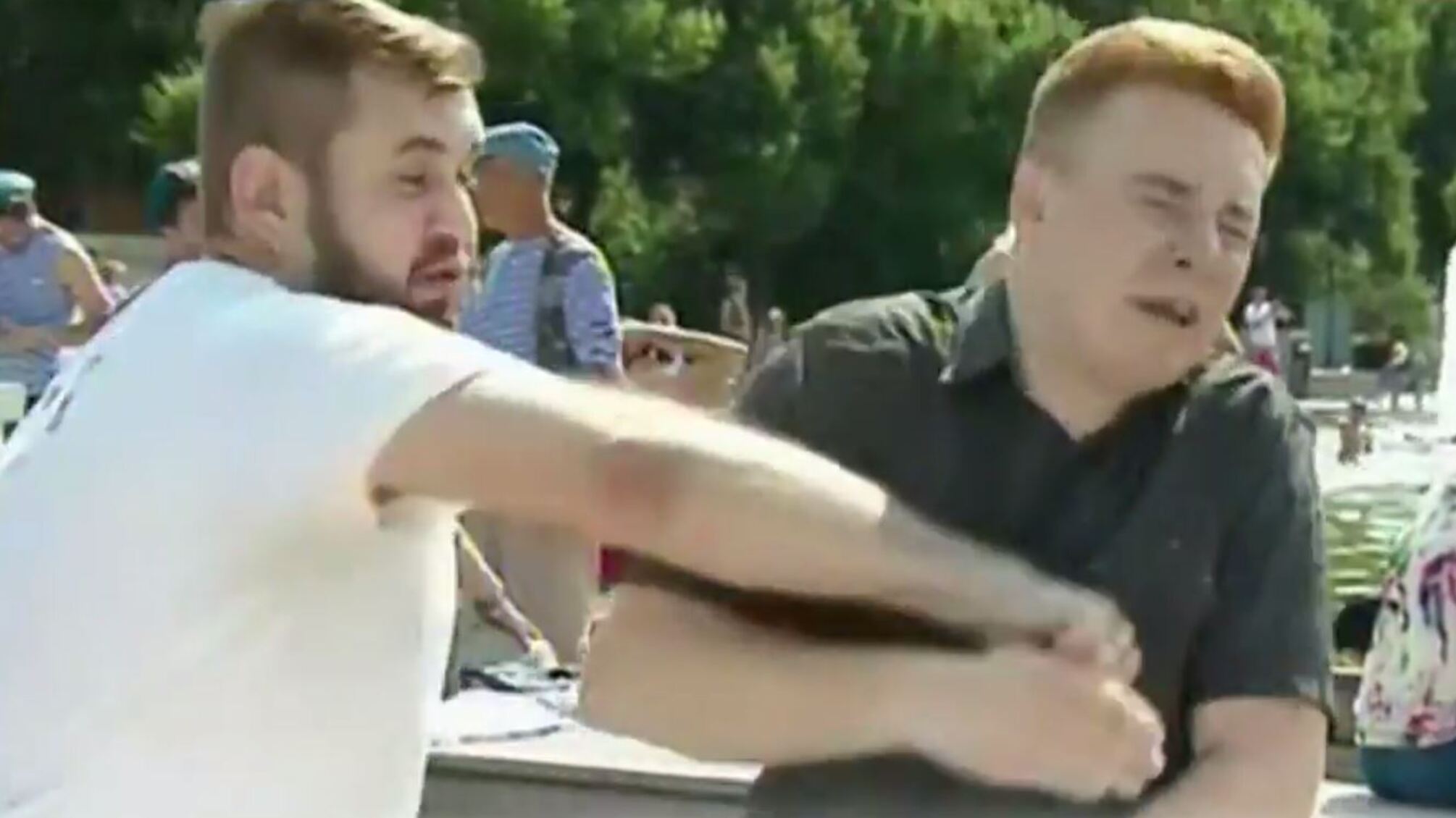 В Інтернеті згадали про архівне відео, де журналіста Развожаєва б'є 'оплотівец'