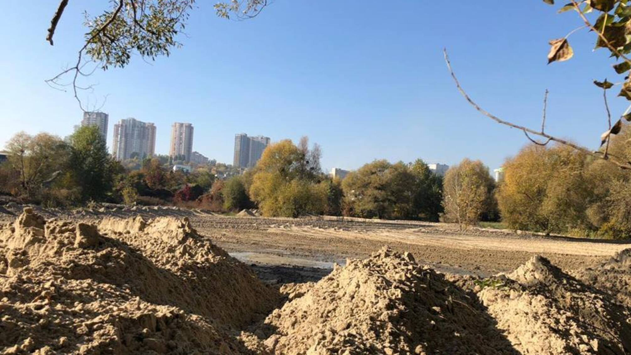 Знову за старе? Піщані браконьєри на Корчуватому у Києві продовжують свої чорні справи