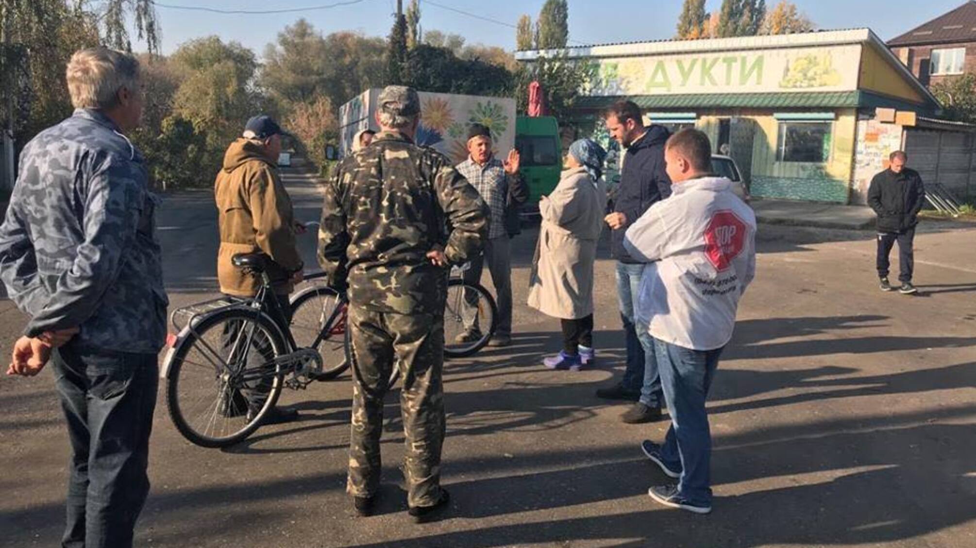 Під Києвом громада перекрила дорогу браконьєрам: вимагають зупинити рух вантажівок селом