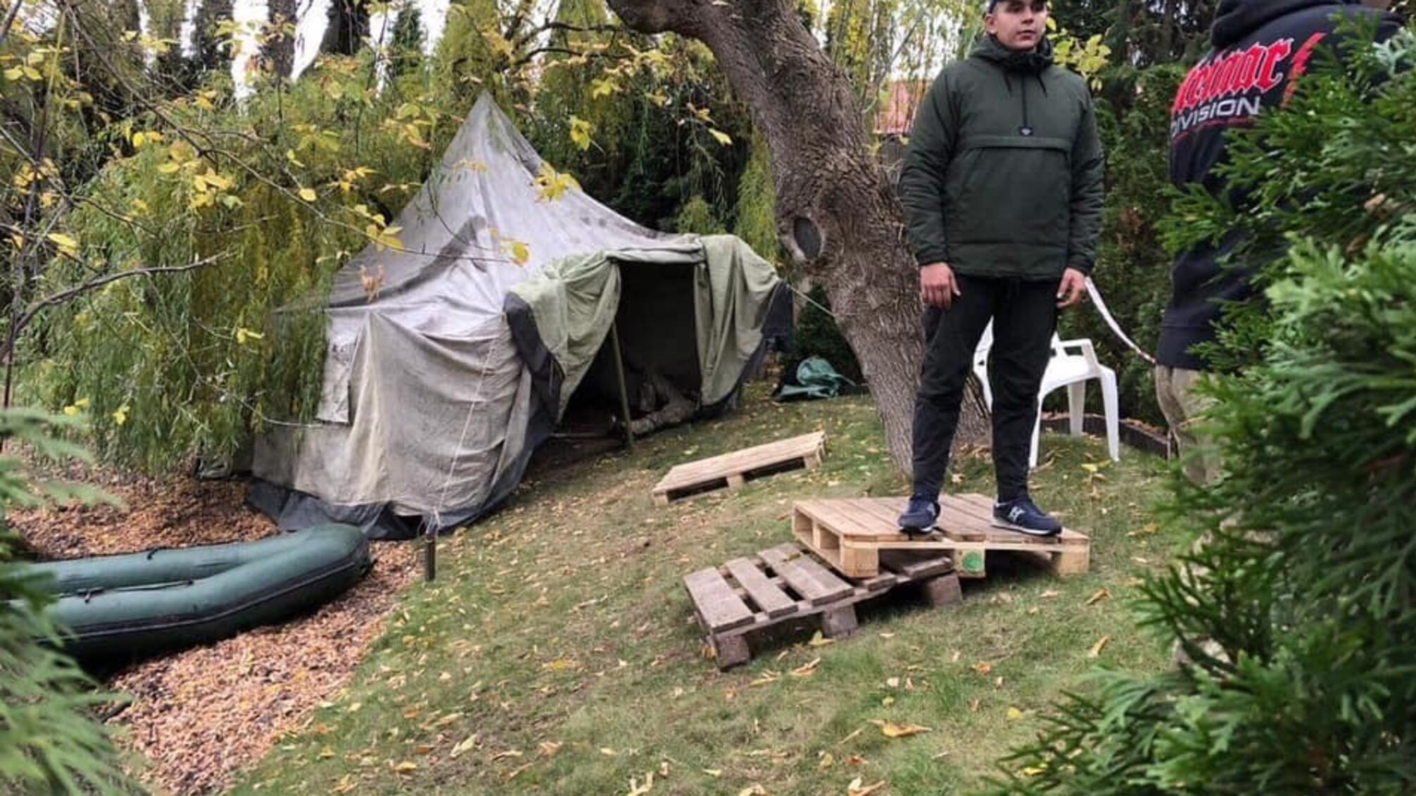 Зима близько: у військовому містечку біля будинку рейдерки Софієнко готуються до холодів