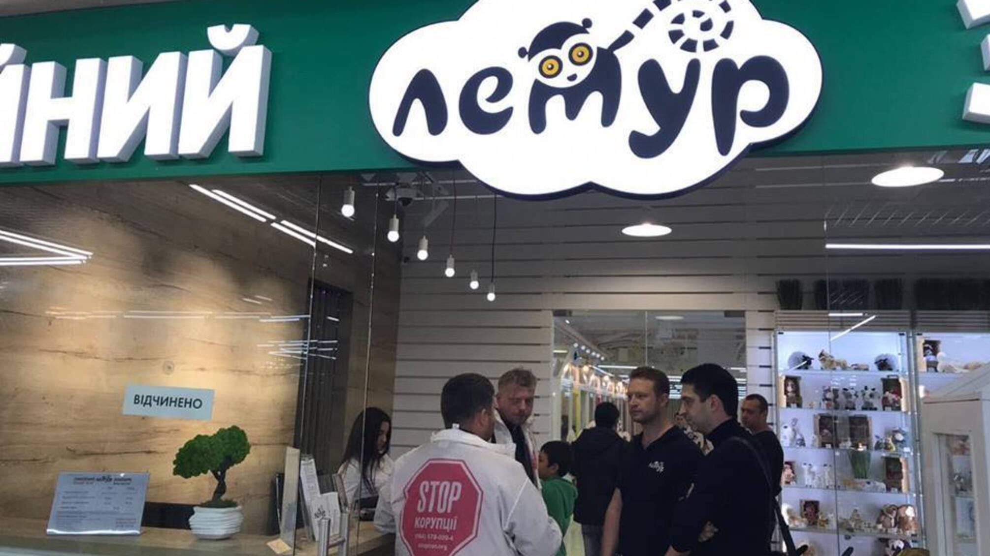 Тварини у вітрині: у Києві перевірили сімейний зоопарк через підозру у знущанні з сурікатів