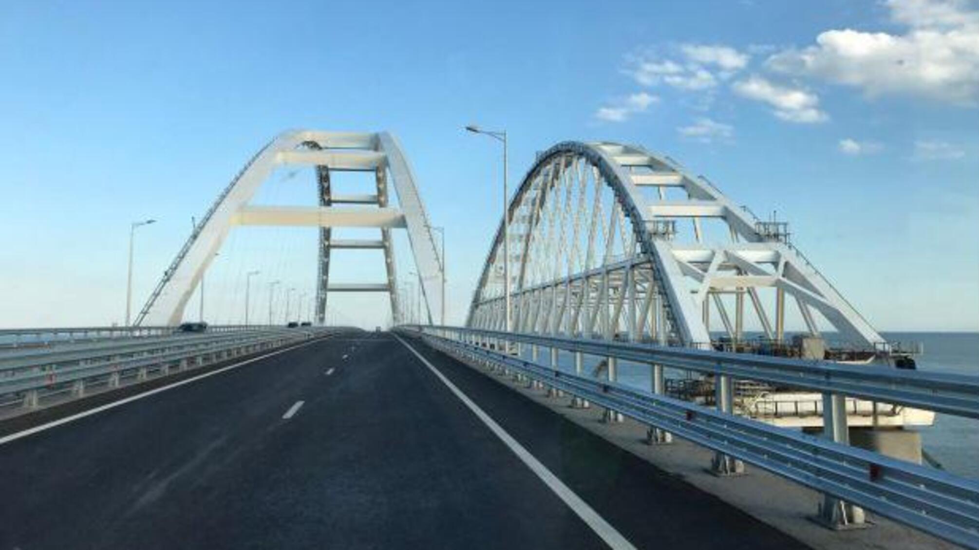 Пережили ганьбу двічі: окупанти підняли з води зруйнований проліт Кримського моста