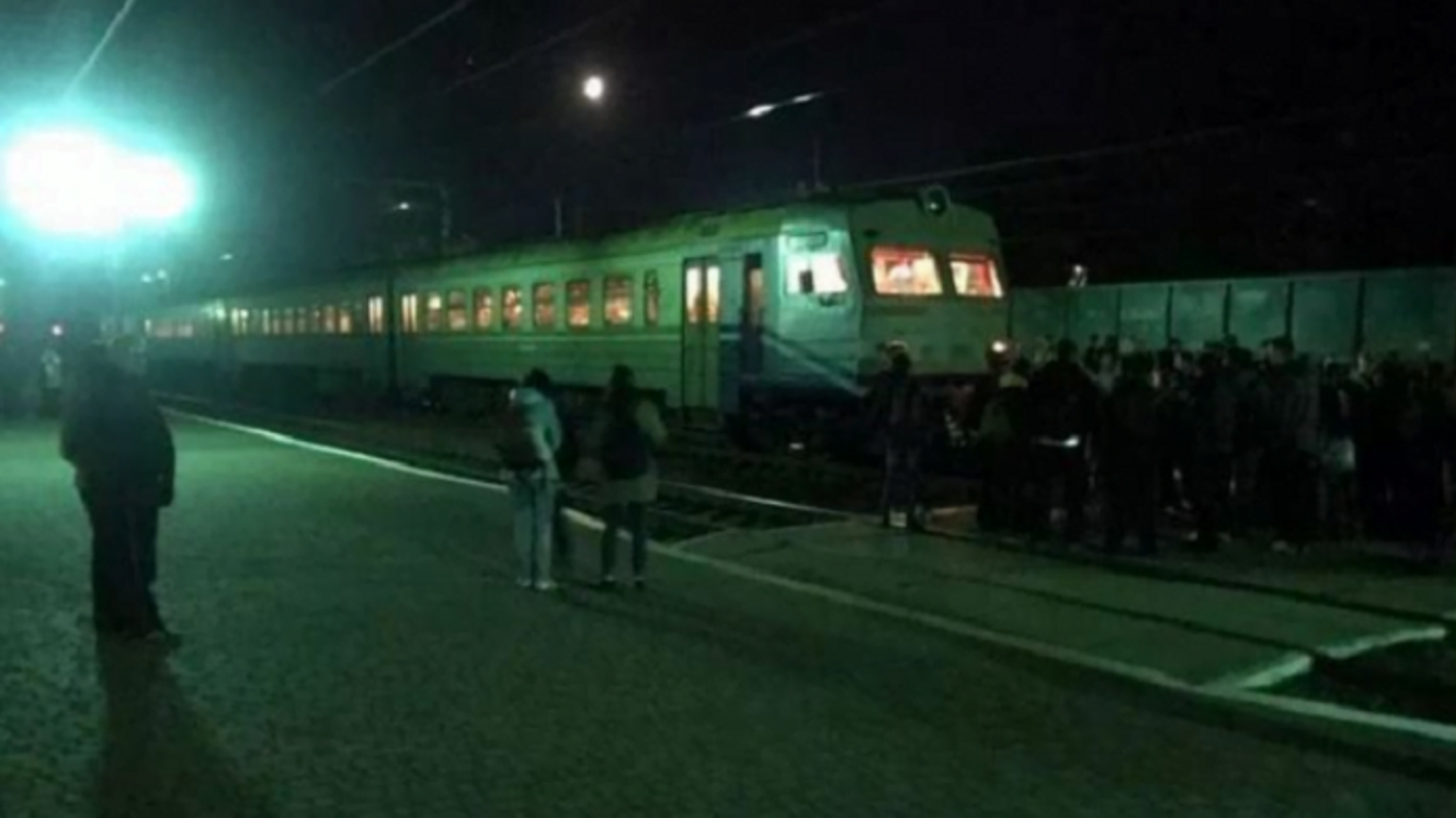 У Львівській області натовп розлючених людей заблокував шлях потягу