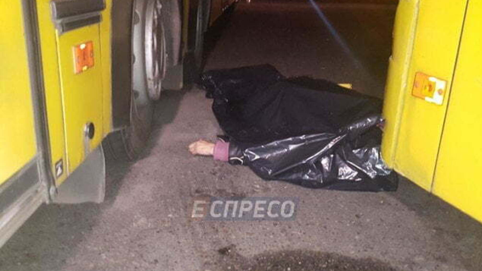 “Потрапила в “сліпу” зону” – у Києві два автобуси насмерть розчавили кондуктора (ФОТО)
