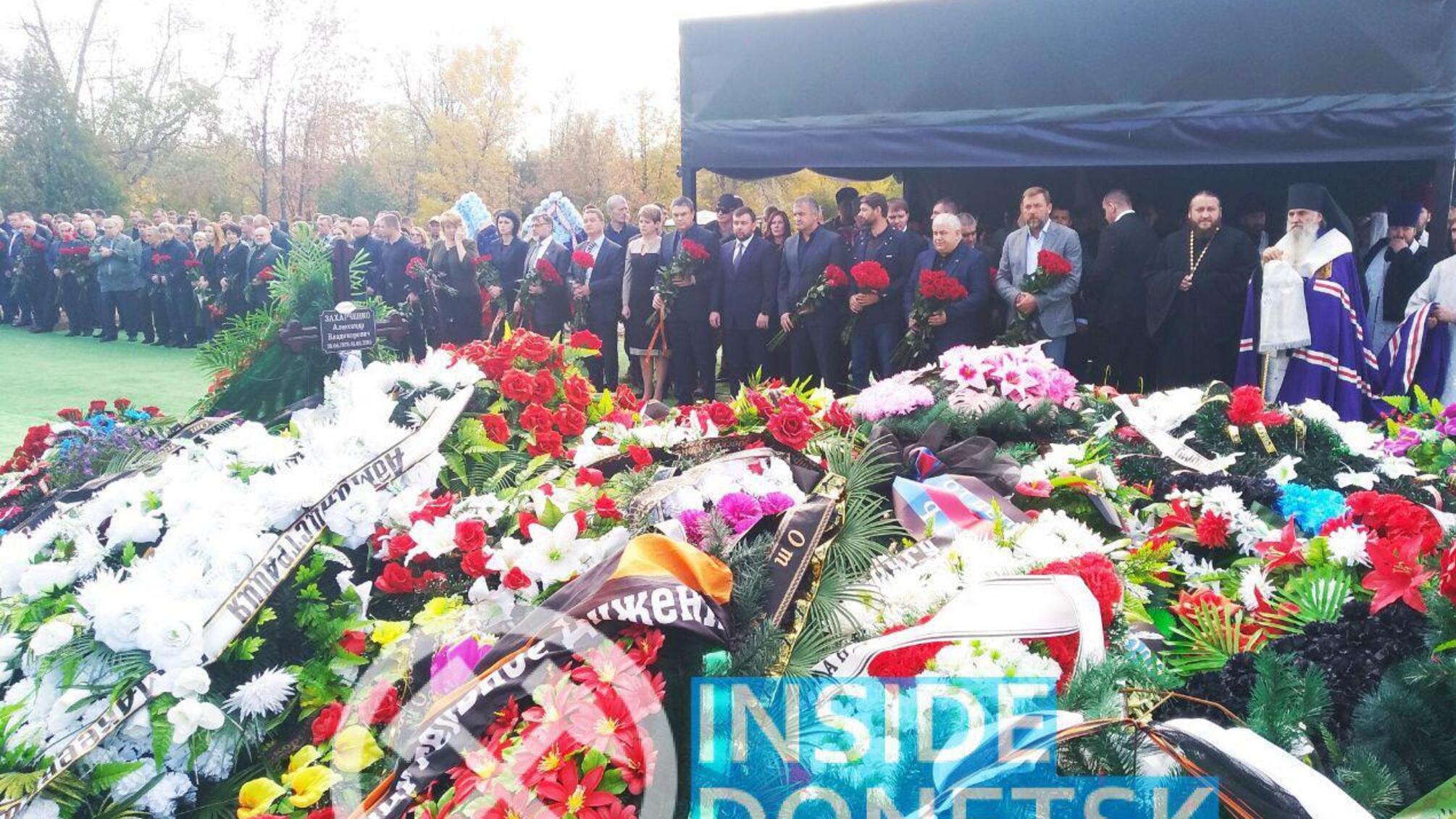Терористи з усіх округів окупованого Криму, Донецька, Луганська та Росії приїхали до могили Захарченка – кадри