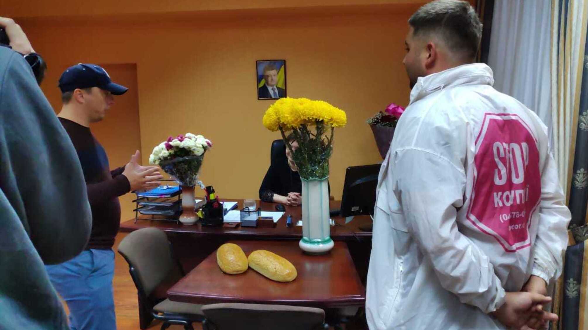 'СтопКор' прийшов з батоном до ДФС, щоб пожаліти начальника, яка віддала мільйони дочці й залишилась без даху над головою