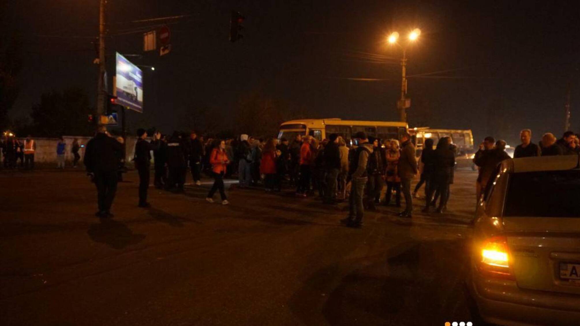 Мешканці одного з будинків Києва перекрили Харківське шосе з вимогою повернути їм електрику