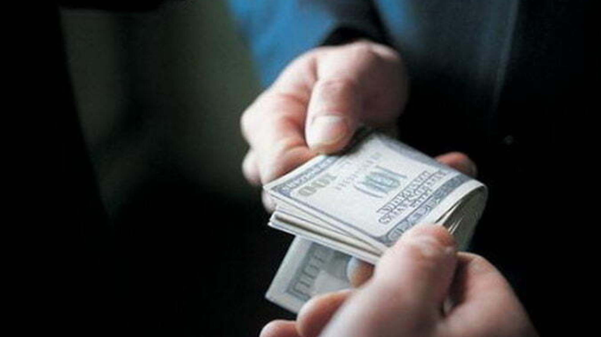 У Запоріжжі на хабарі спіймали чиновницю військкомату, яка допомагала 'відкосити' від служби