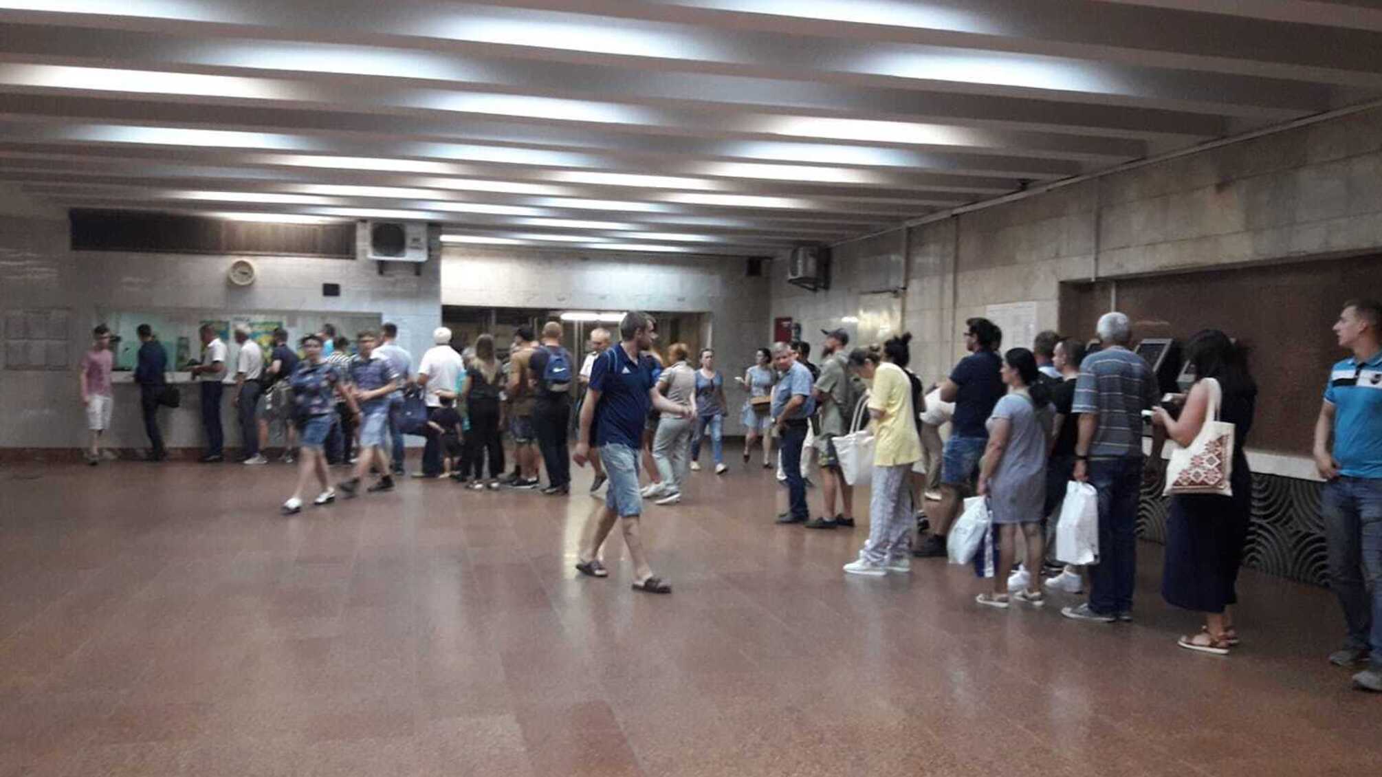 Жінка напідпитку впала на рейки на станції метро “Теремки” у Києві