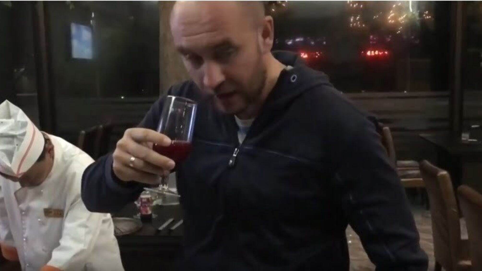 Скуштувати собачатини та випити коктейль зі свіжої крові черепахи - на що ще довелось піти журналісту, щоб зняти кіно про Північну Корею (відео)