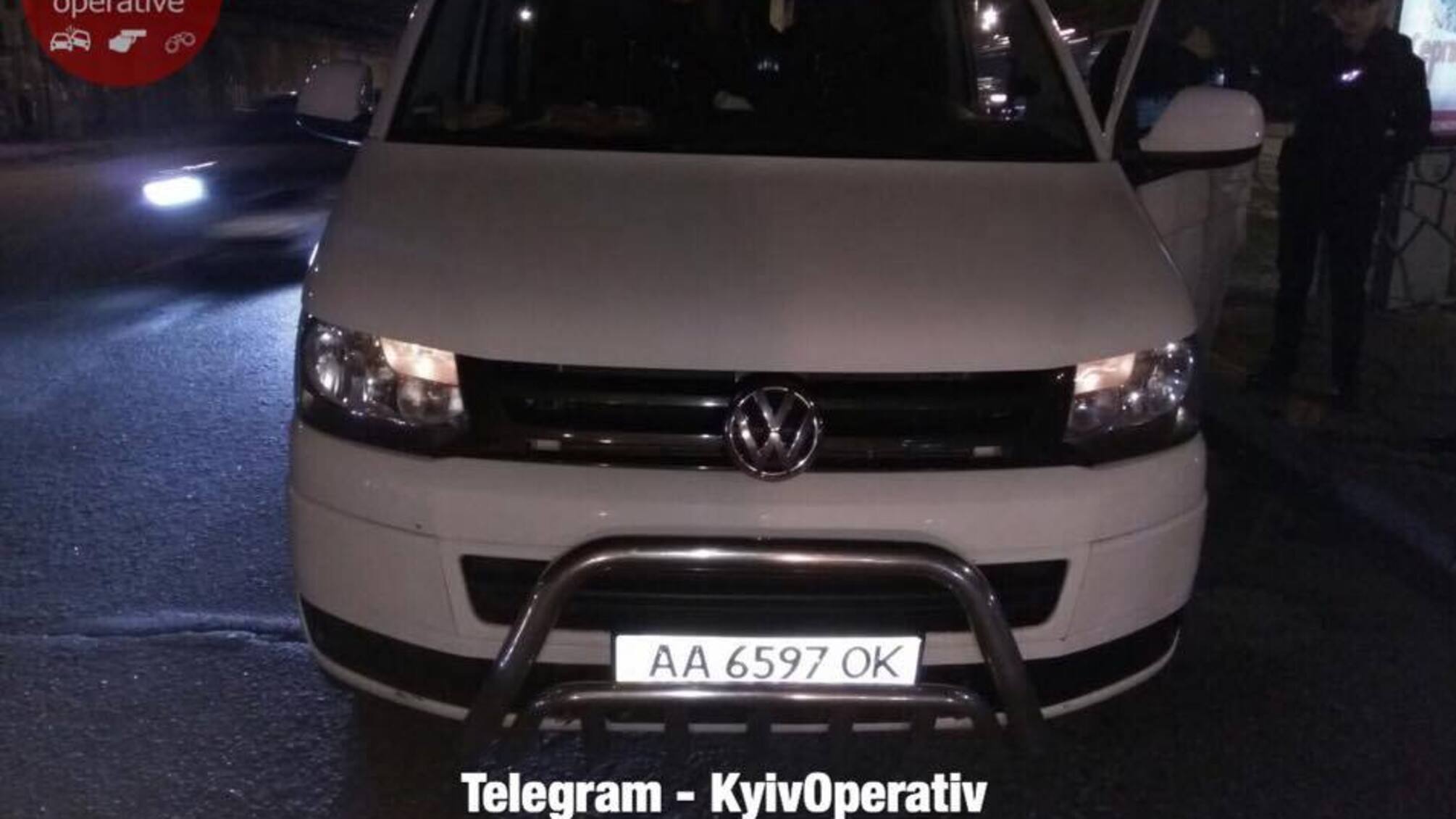Врізались в бордюр і пішли далі пиячити - як у Києві гуляють поліцейські (ФОТО)