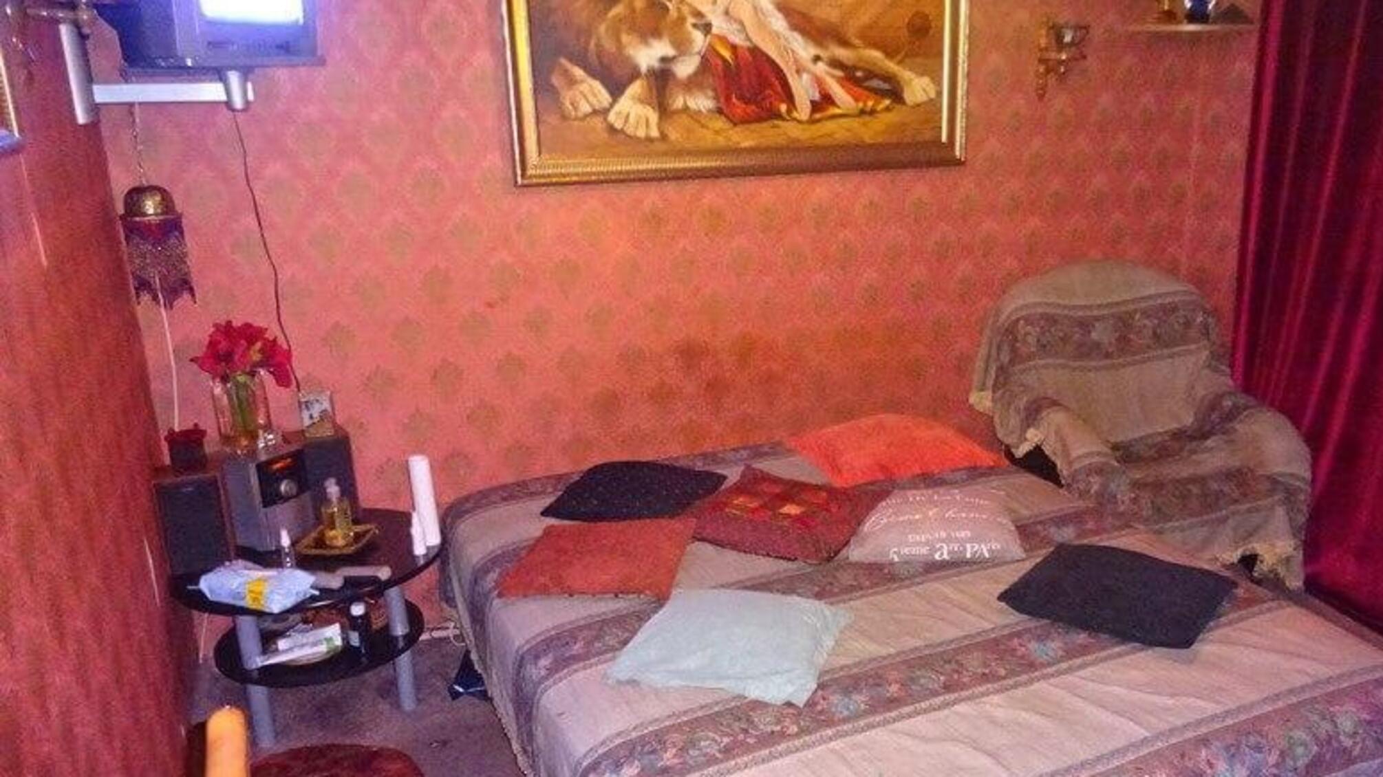 “За доступними цінами” – у Києві викрили один з найдешевших притонів (ФОТО)