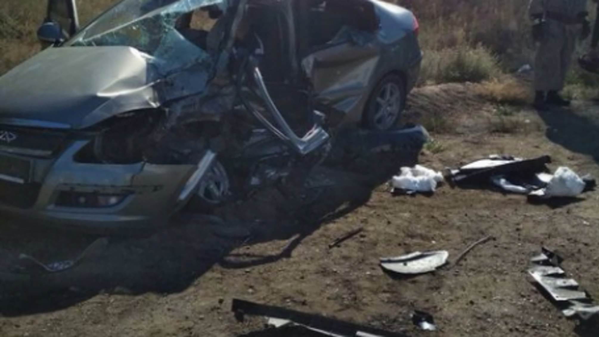 Тіло ледве дістали з понівеченого авто: у страшній ДТП на Донбасі постраждало 5 осіб – кадри аварії