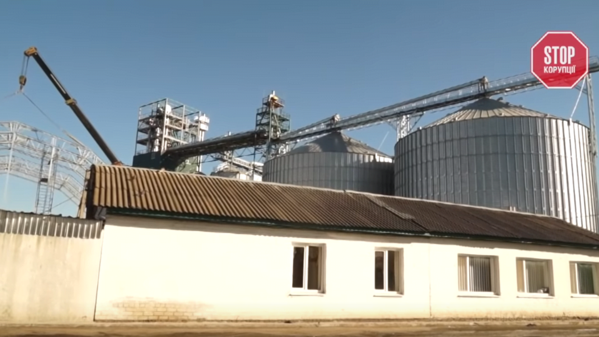 Свої б'ють своїх: рейдери під прикриттям правоохоронців спричиняють соціальну кризу у прикордонних з країною-агресором областях