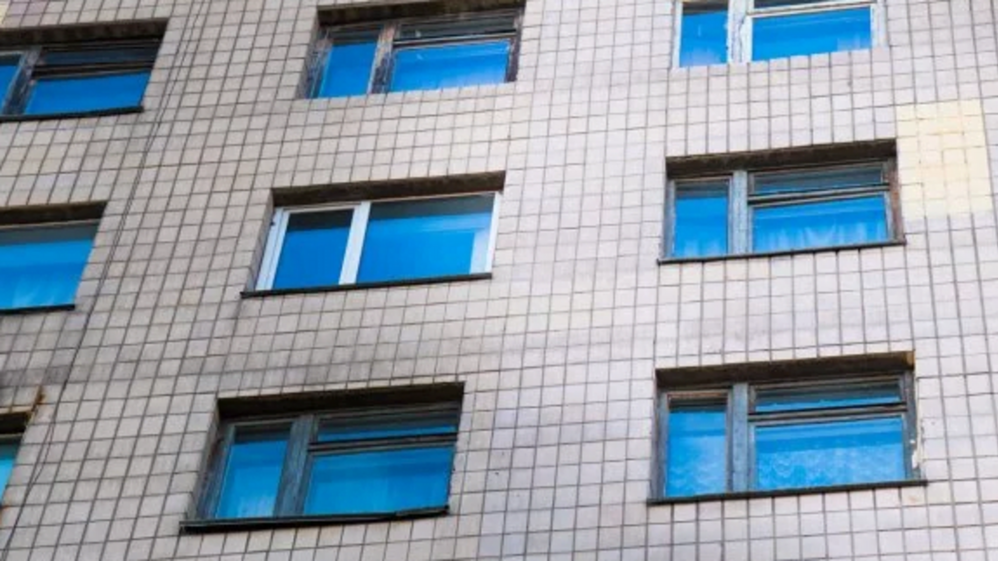 Мама новонародженої двійні викинулася з вікна пологового будинку в центрі Києва