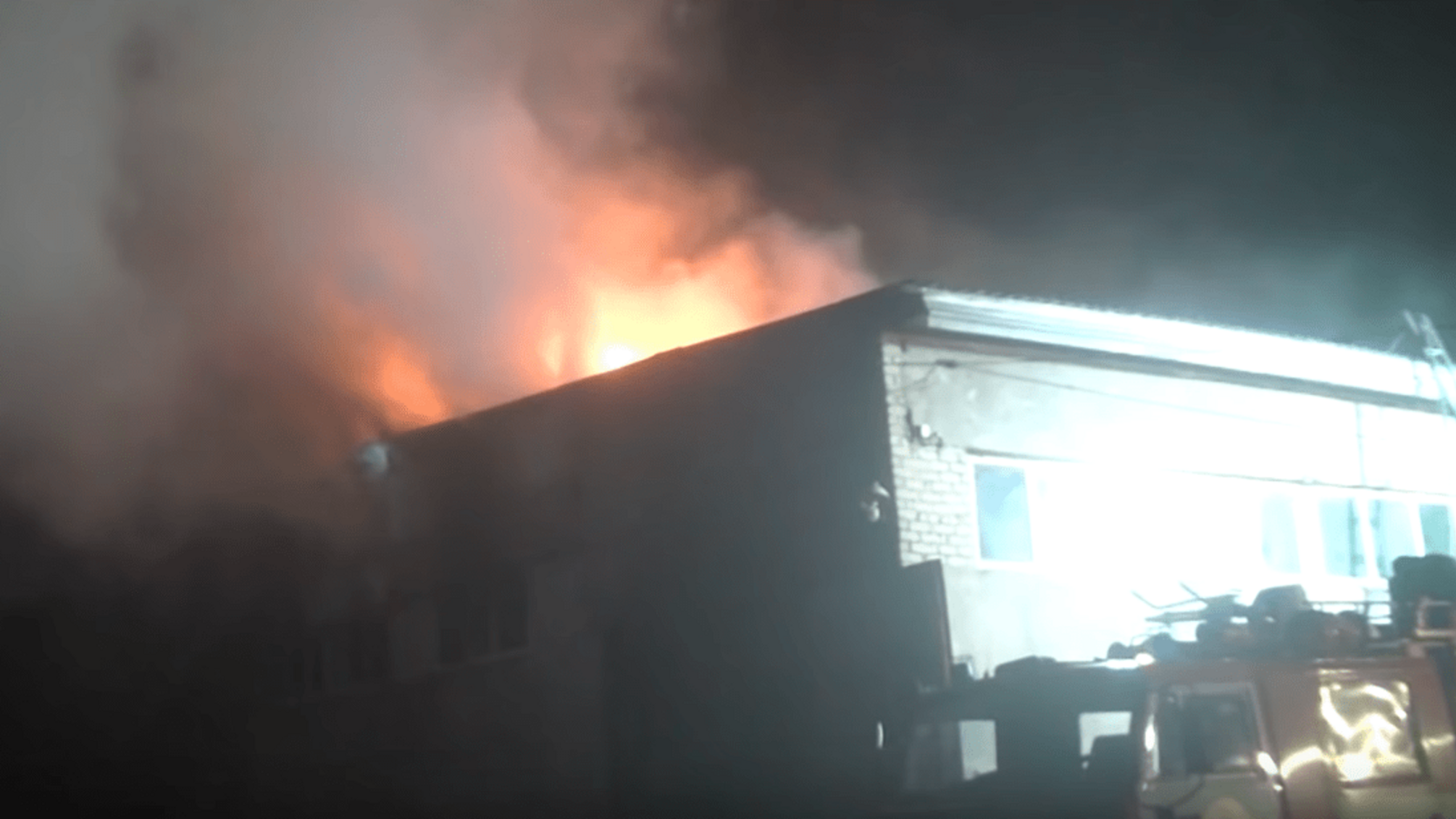 Велика пожежа на підприємстві під Харковом – є жертви, багато постраждалих (ВІДЕО)