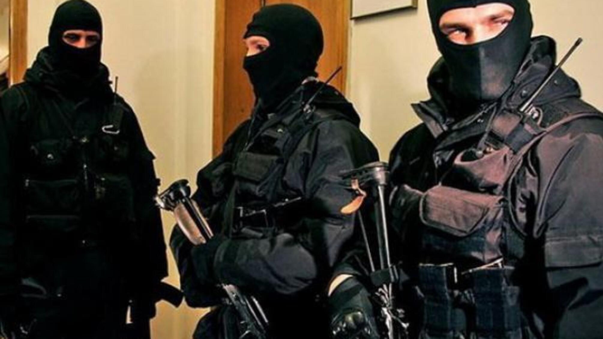 Часи Януковича повертаються – у Житомирі автобуси зі спецпризначенцями боронили хід активістам на сесію облради, на якій депутати роздали 300 га земель