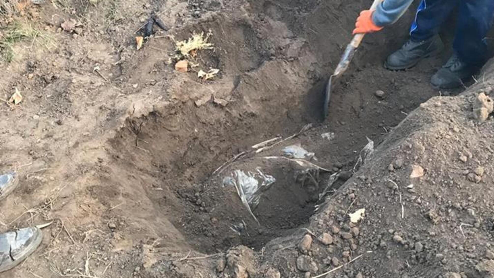 “Віддавали вуха собакам, а трупи закопували у дворі” – упродовж року на Дніпропетровщині громадянин РФ зі спільниками вбивали людей