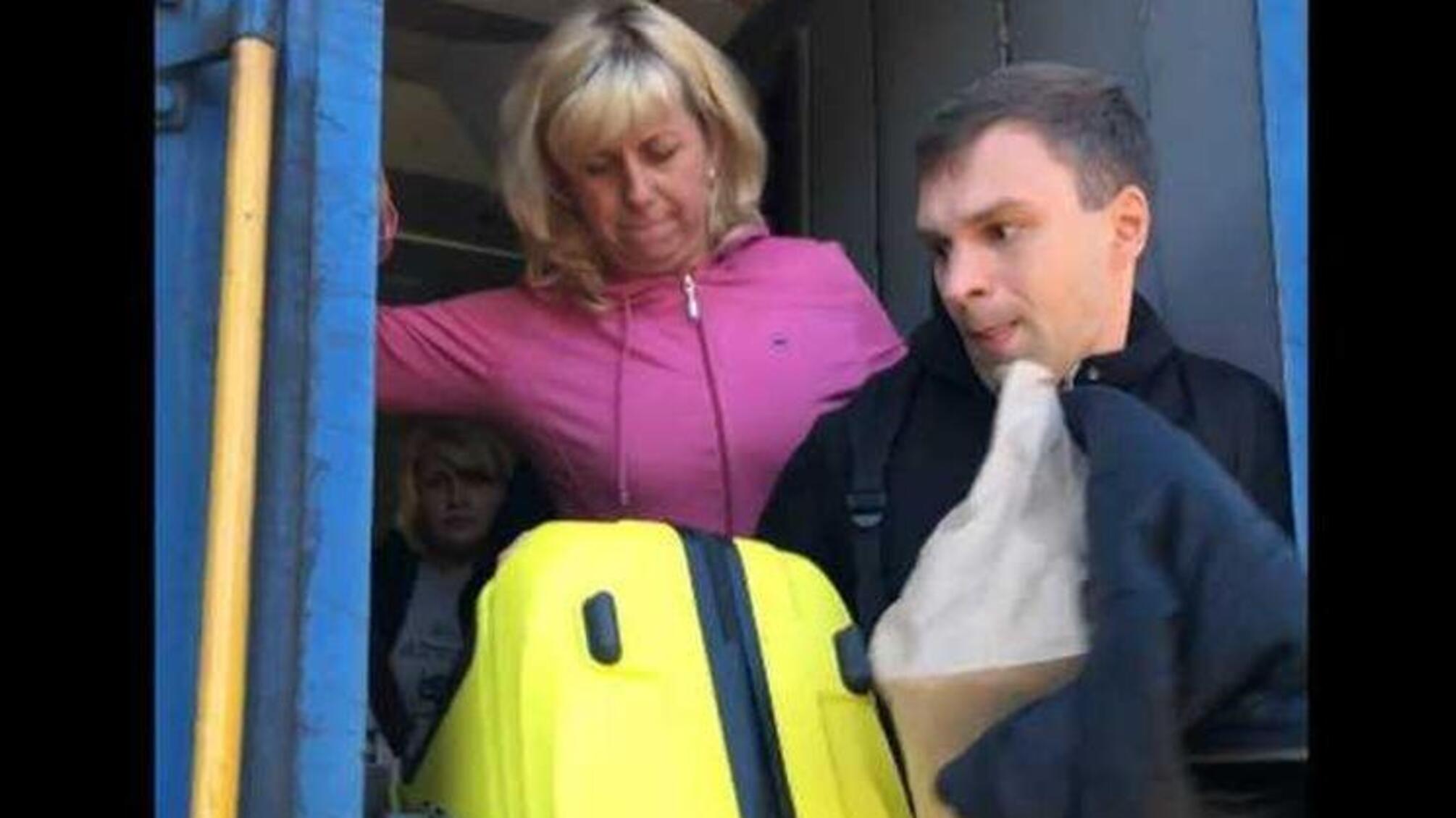 Працівниця “Укрзалізниці” ногою виштовхнула пасажира з вагону під час руху потяга (ФОТО)