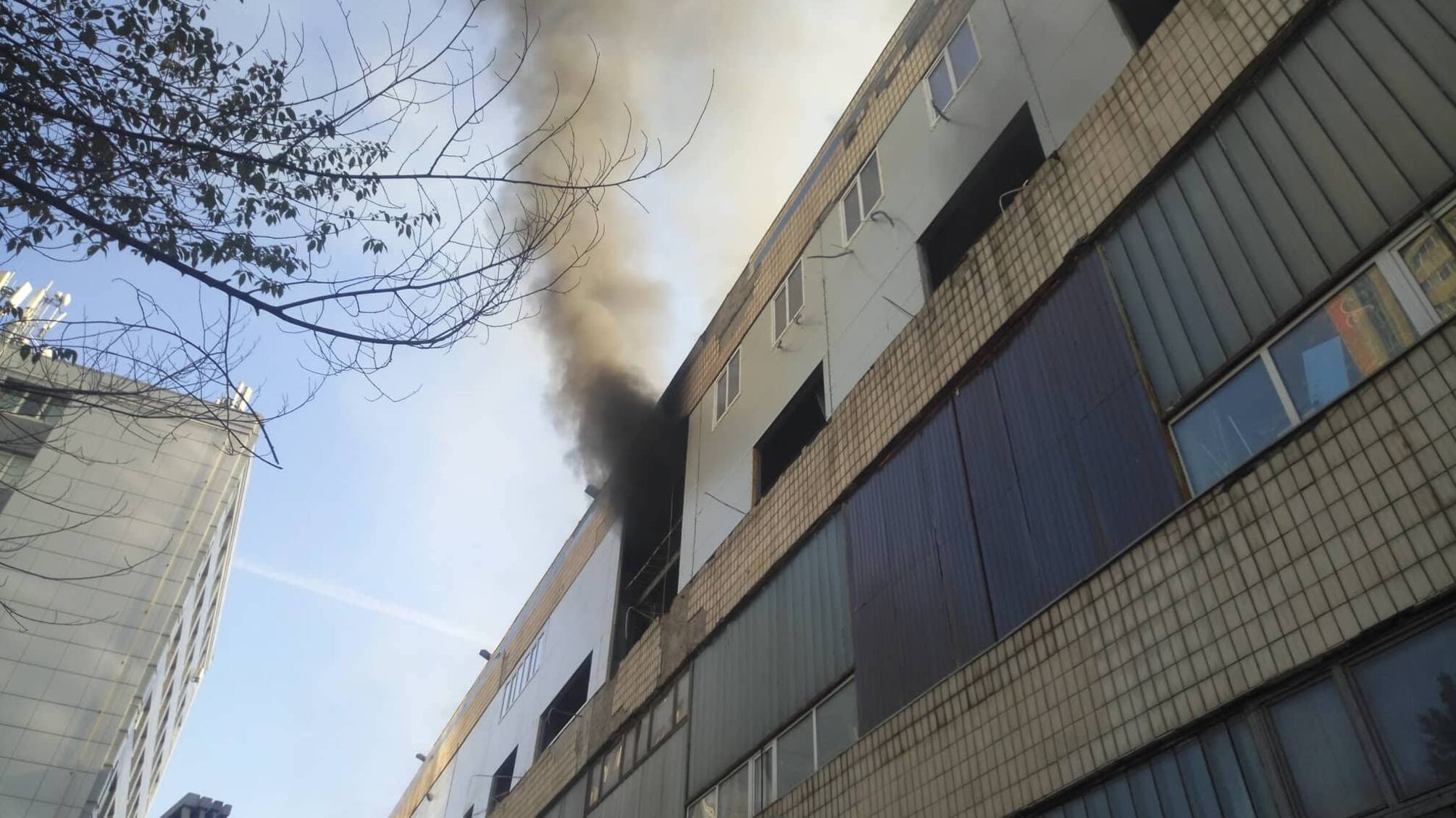 60 метрів промислової будівлі заводу “Транссигнал” горять у Києві. Є постраждалі (ФОТО)