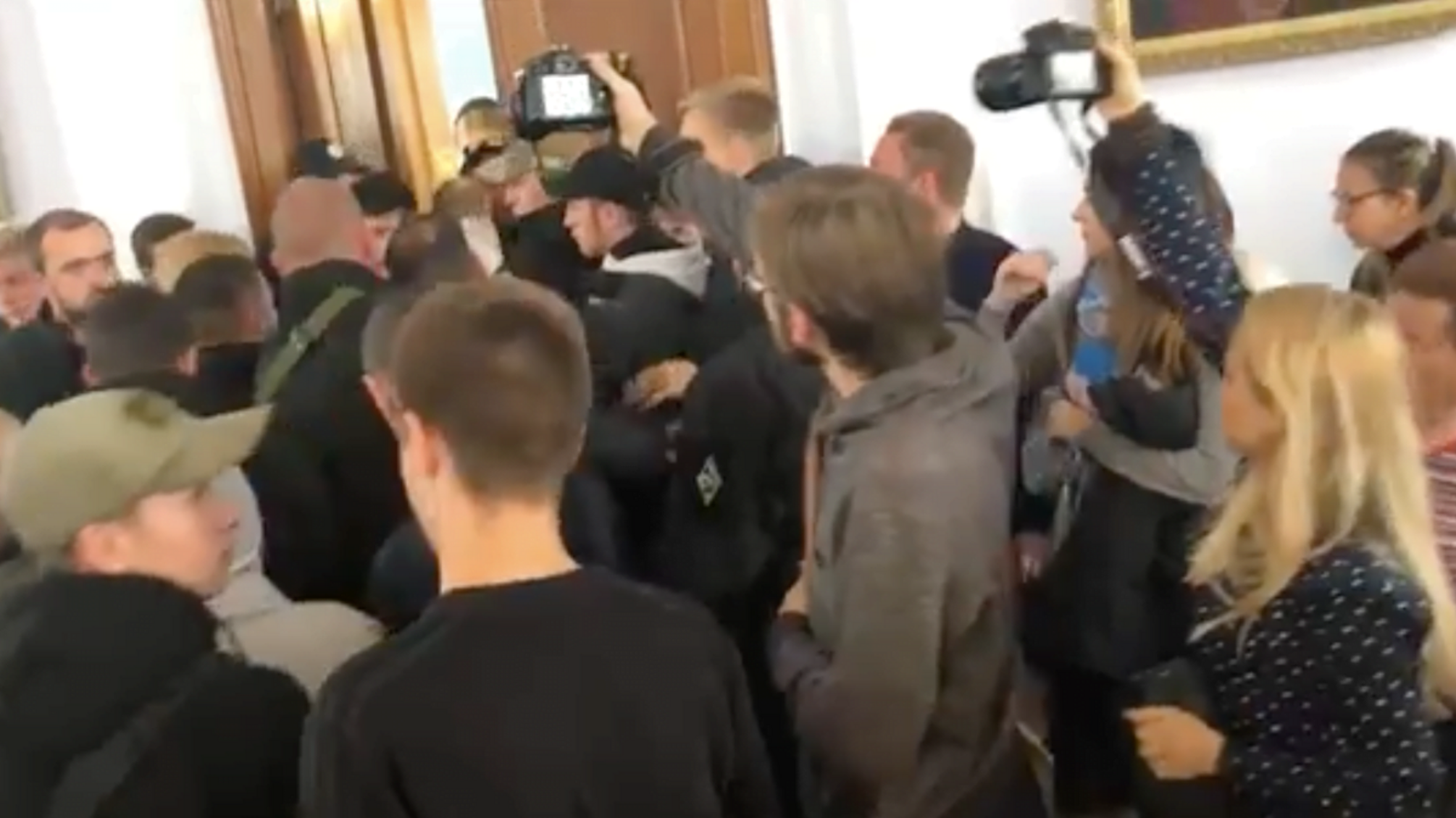 “Брудна влада” - в Миколаєві на двох депутатів вилили екскременти (ВІДЕО)