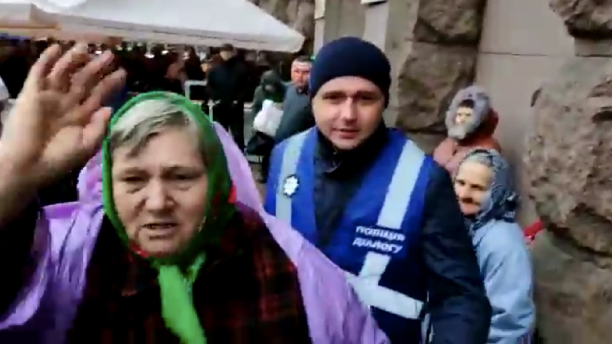 'Я зараз раком стану, щоб ти на камеру зняв, козьол!' – старушки-тітушки знов атакували стопкорівців біля Мінагрополітики (ВІДЕО)